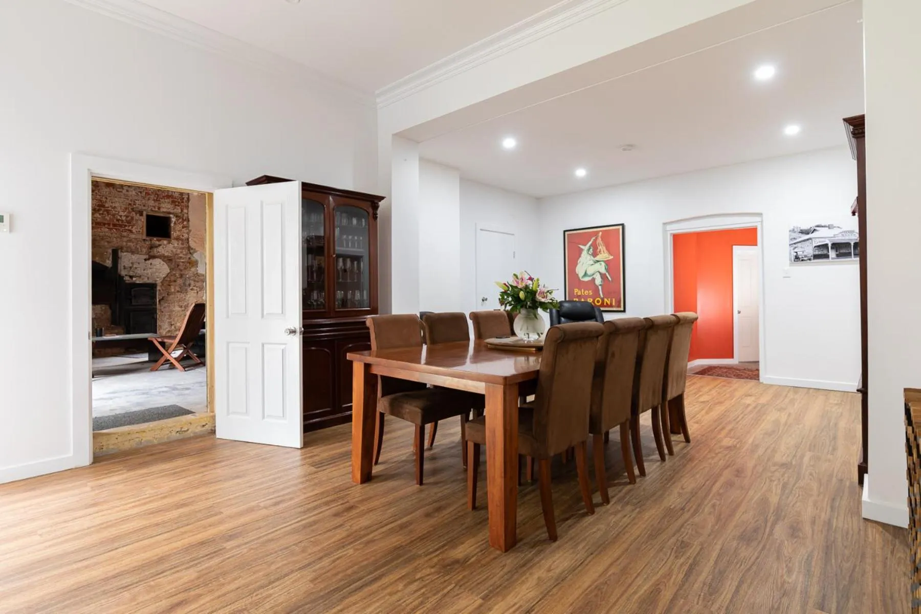 Dining area, Bed in Harbour Mannum