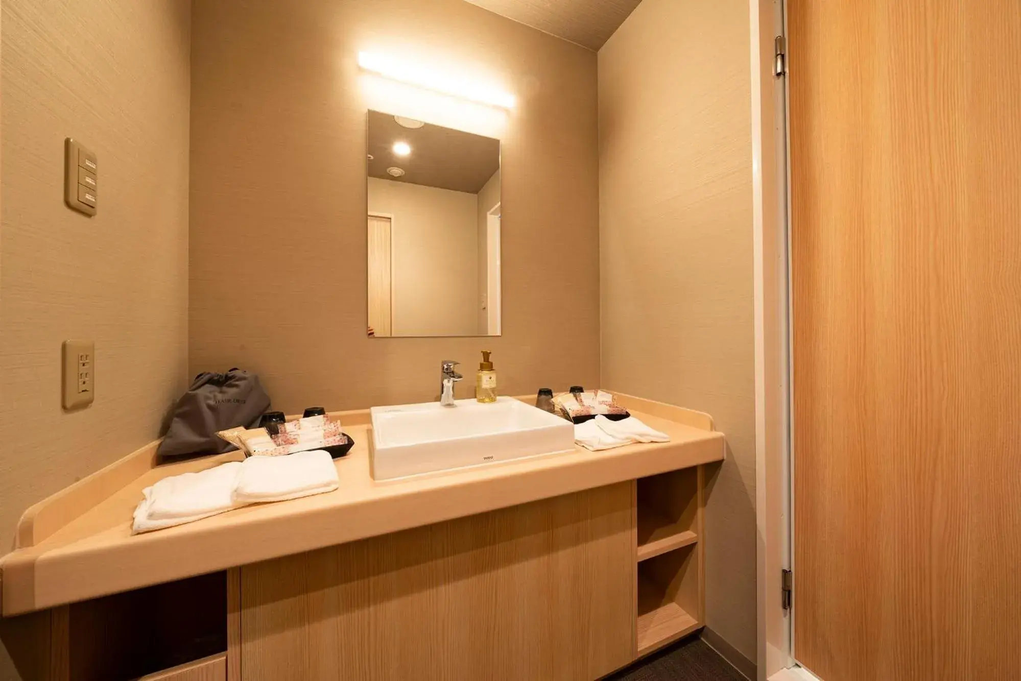 Standard Japanese Style (12 tatami) room with 2 Single Beds and 1 Futon in Grandvrio Hotel Unazukionsen Standard Japanese Style (12 tatami) room with 2 Single Beds and 1 Futon in Grandvrio Hotel Unazukionsen