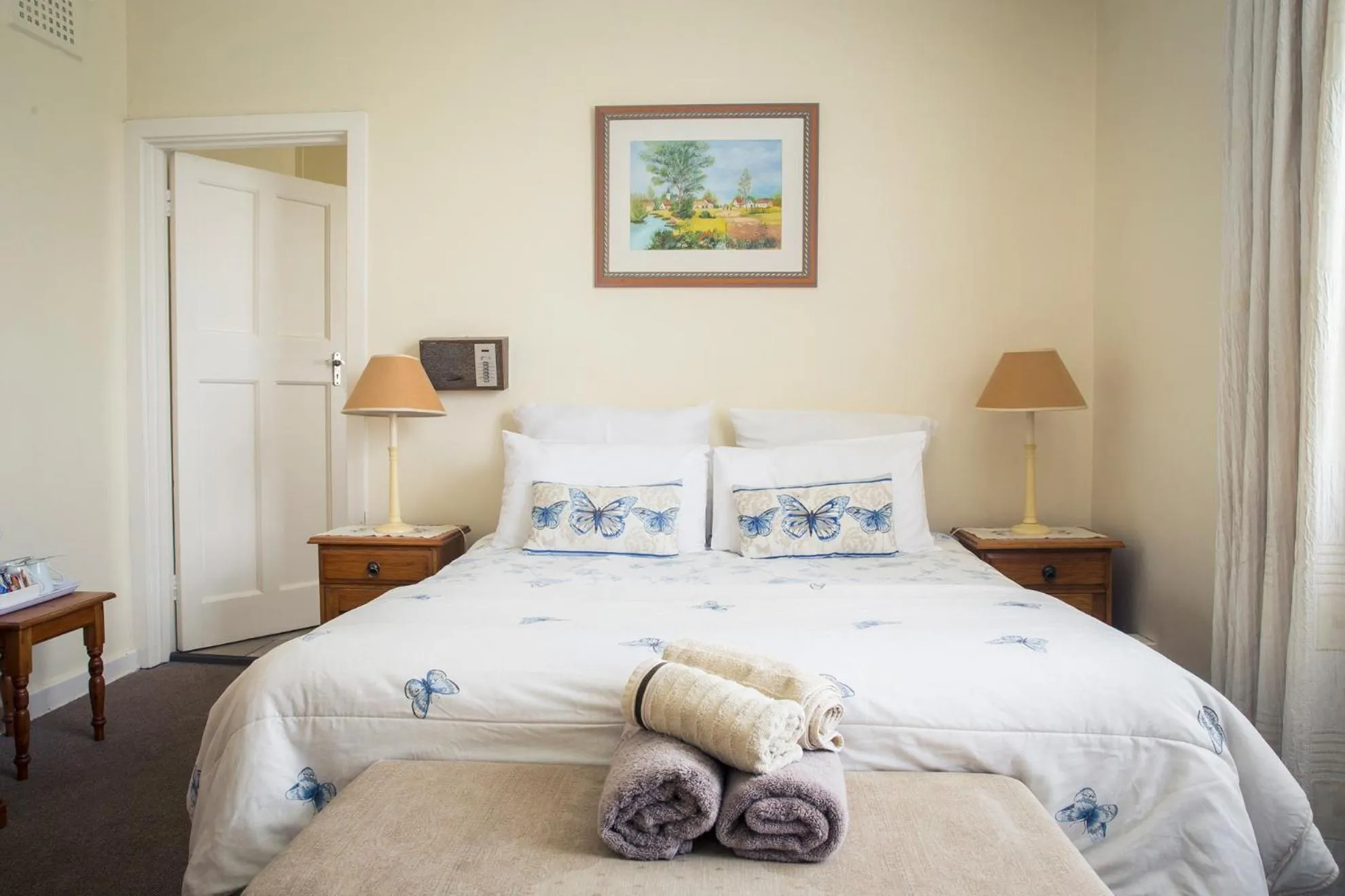 Bedroom, Bed in Green Lantern Inn