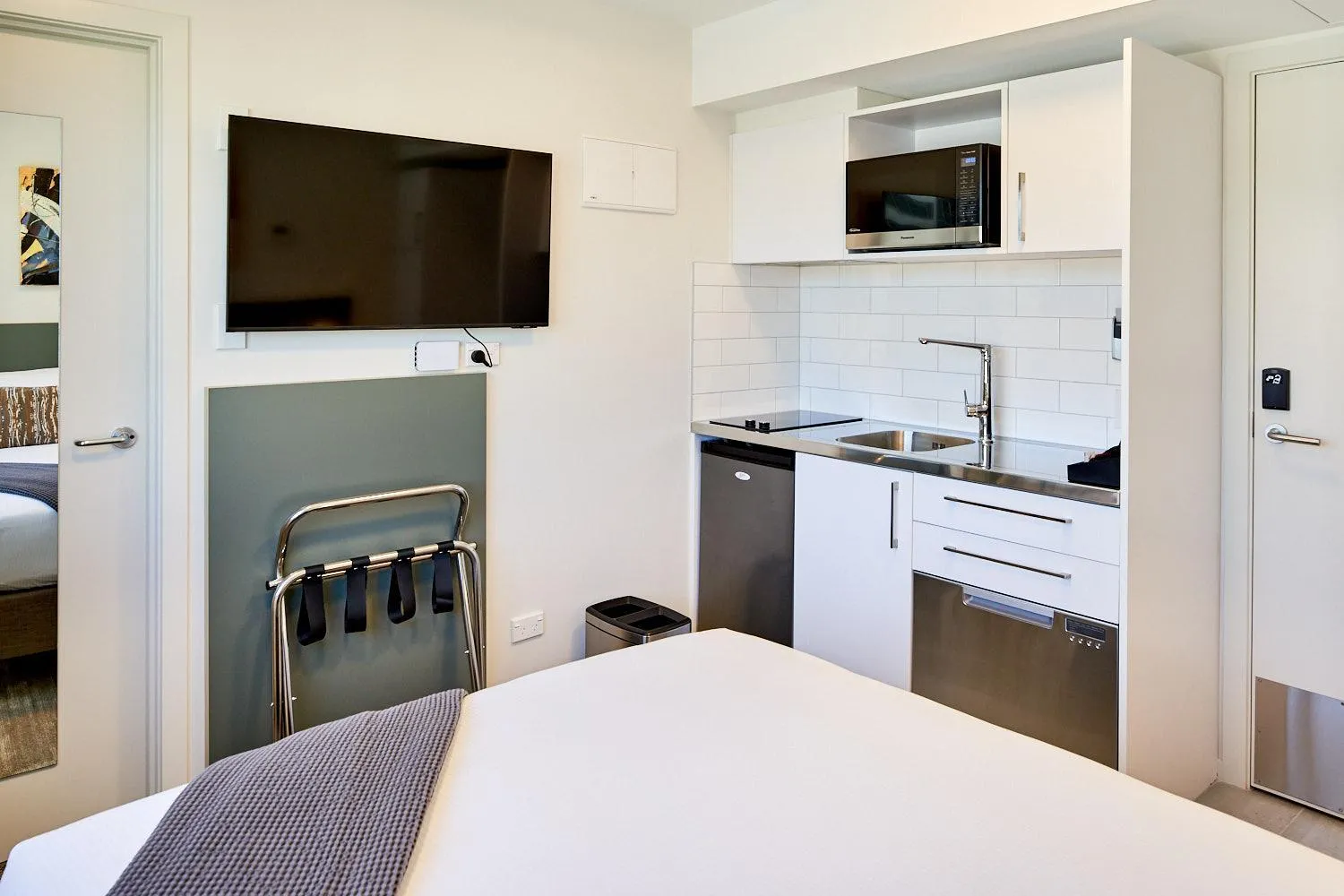 Bed in Sojourn Apartment Hotel - Ghuznee