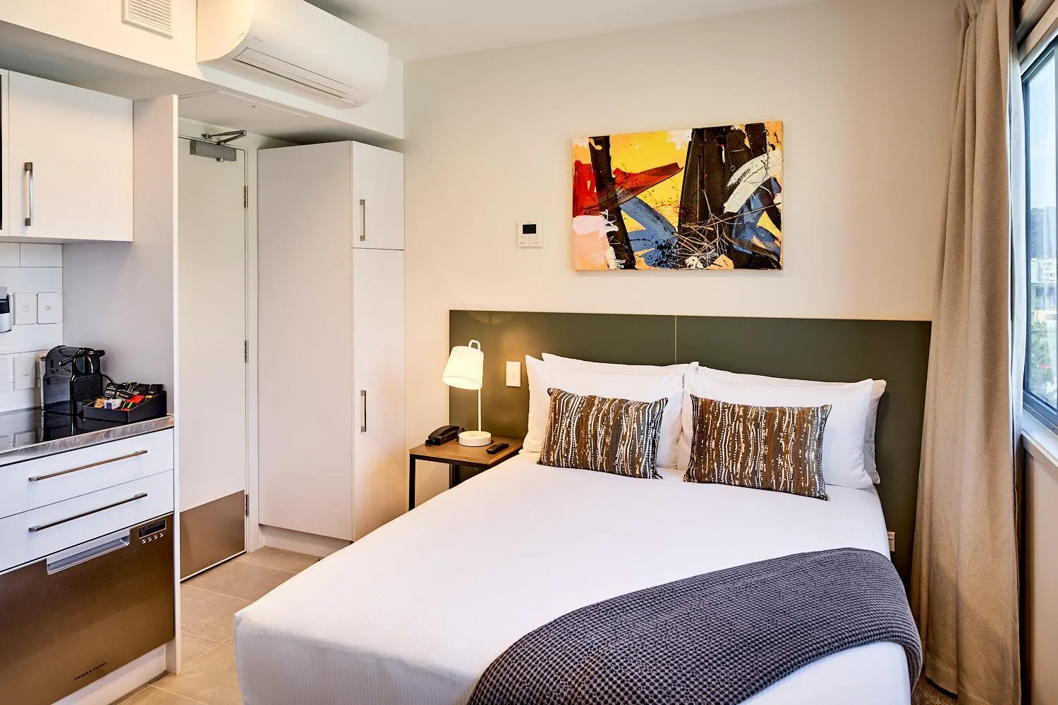 Bed in Sojourn Apartment Hotel - Ghuznee