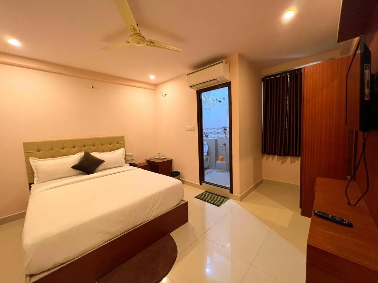 Bed in Hotel InTourist by Agira Hotel