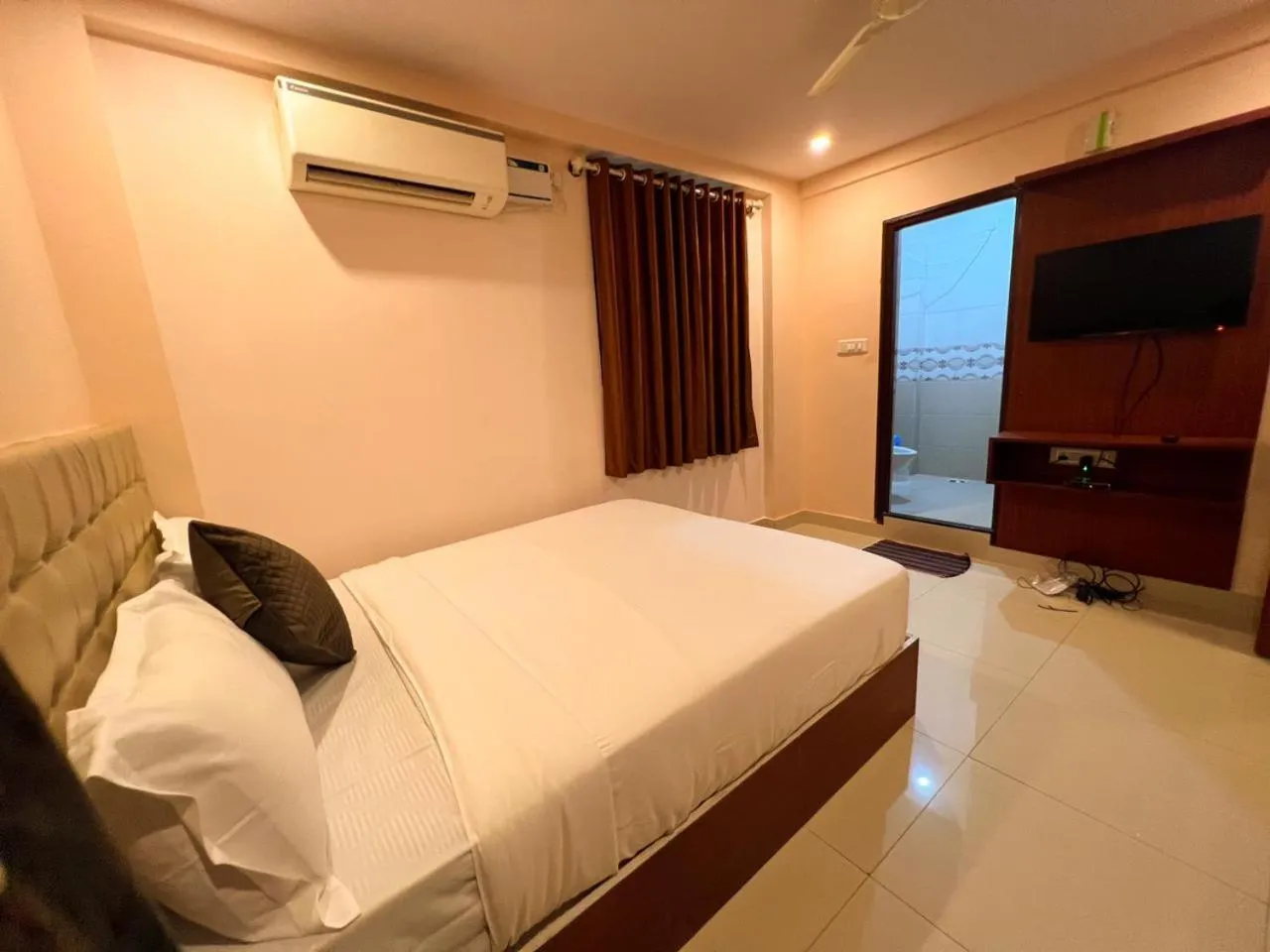 Bed in Hotel InTourist by Agira Hotel