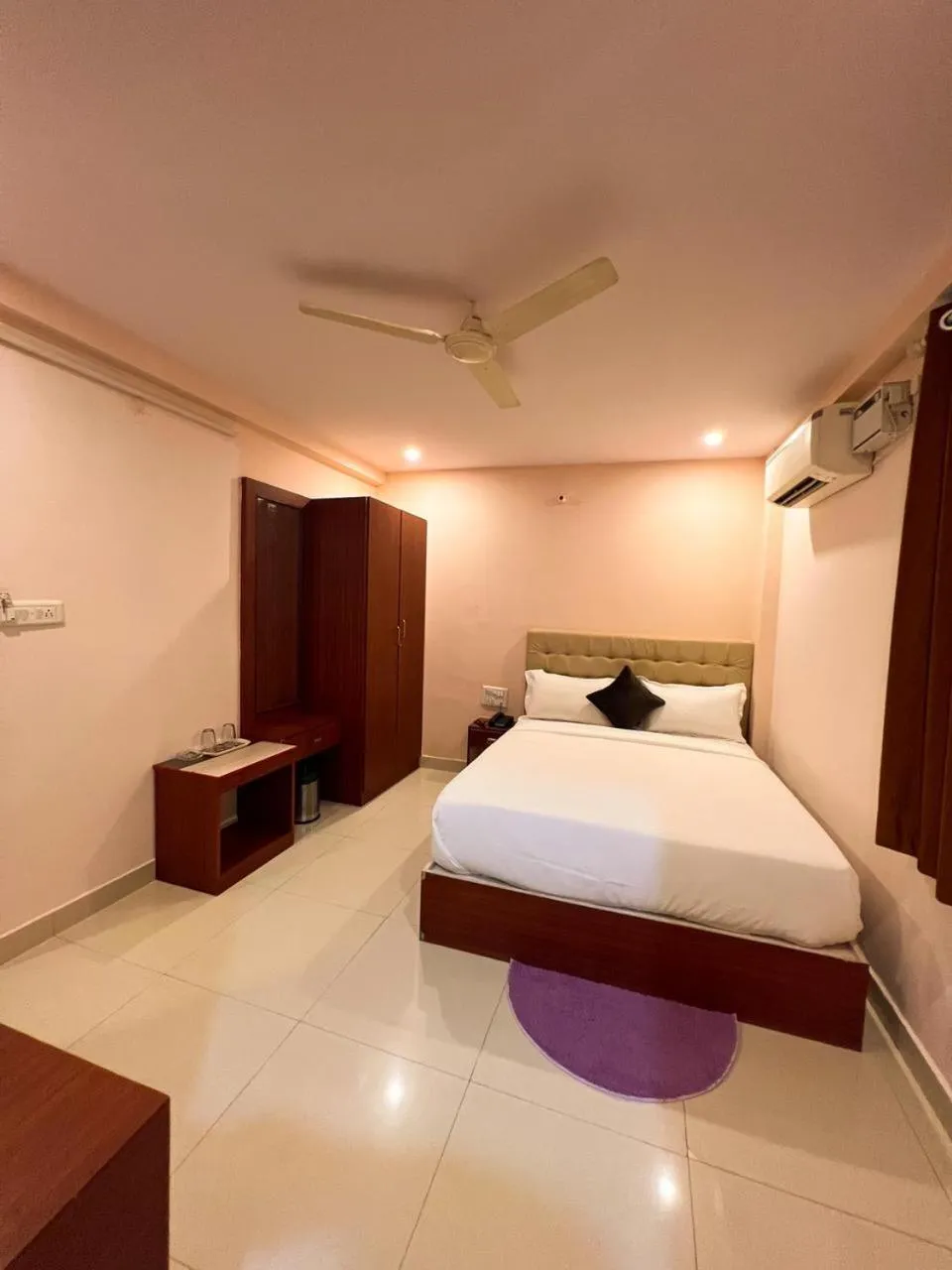 Bed in Hotel InTourist by Agira Hotel