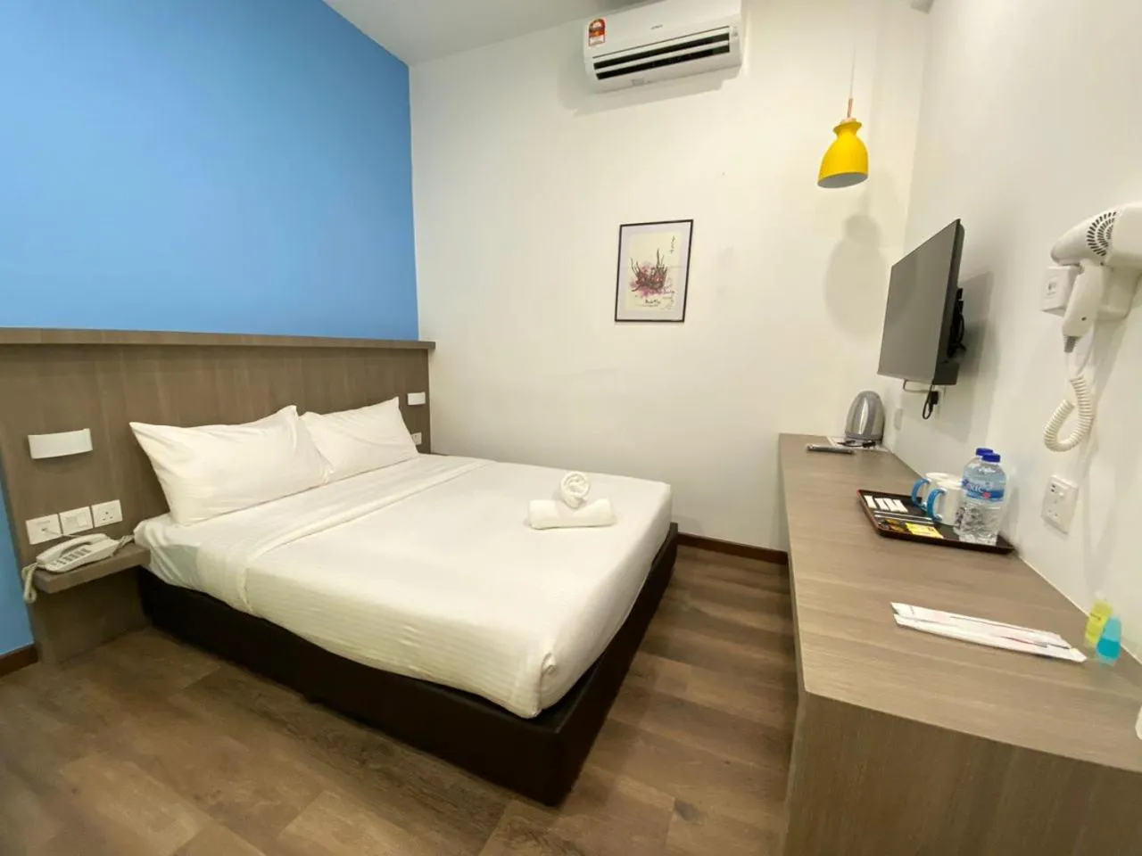 Bedroom, Bed in BENUTTEN 99 HOTEL