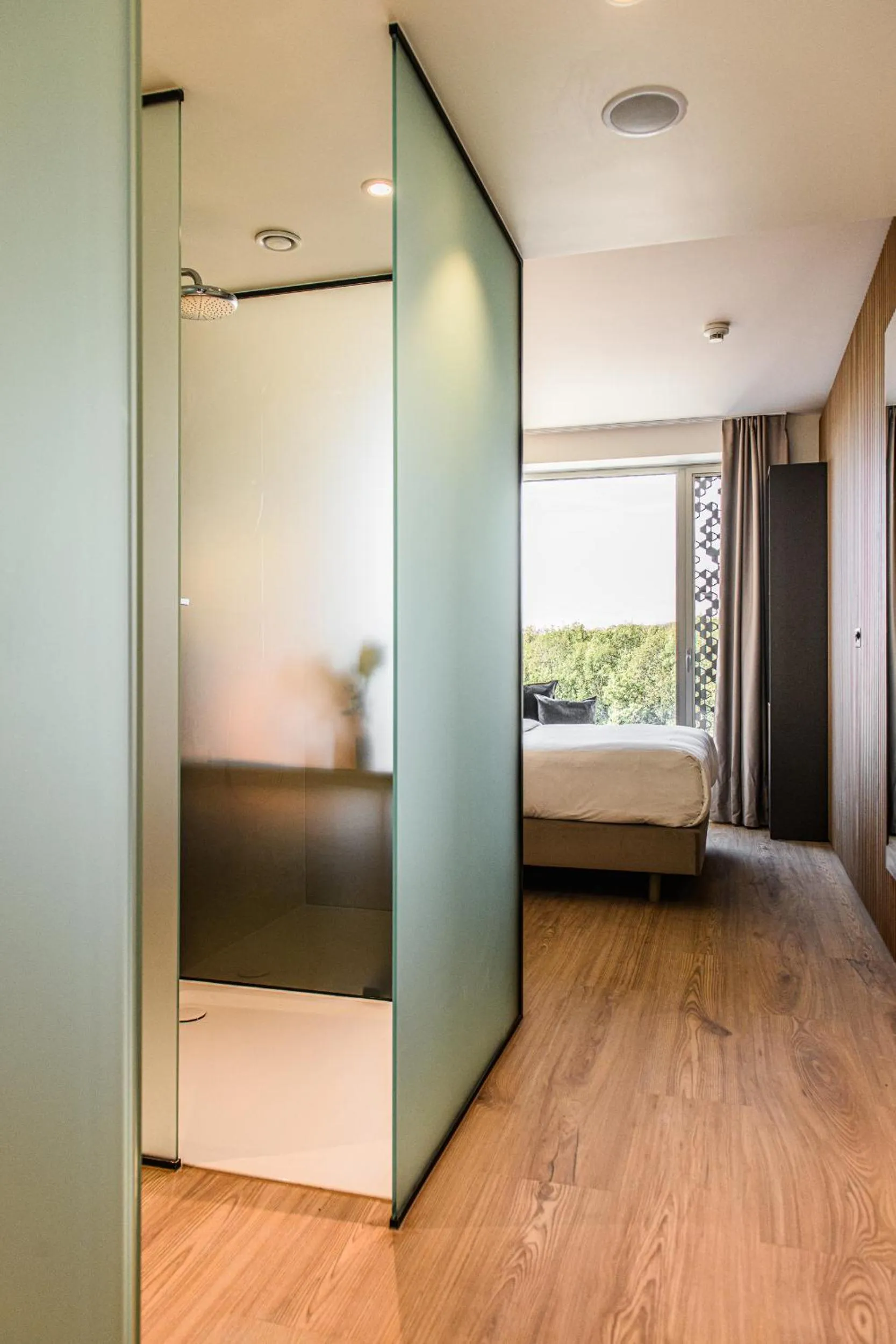 Shower, Bed in Afterwork Hotel