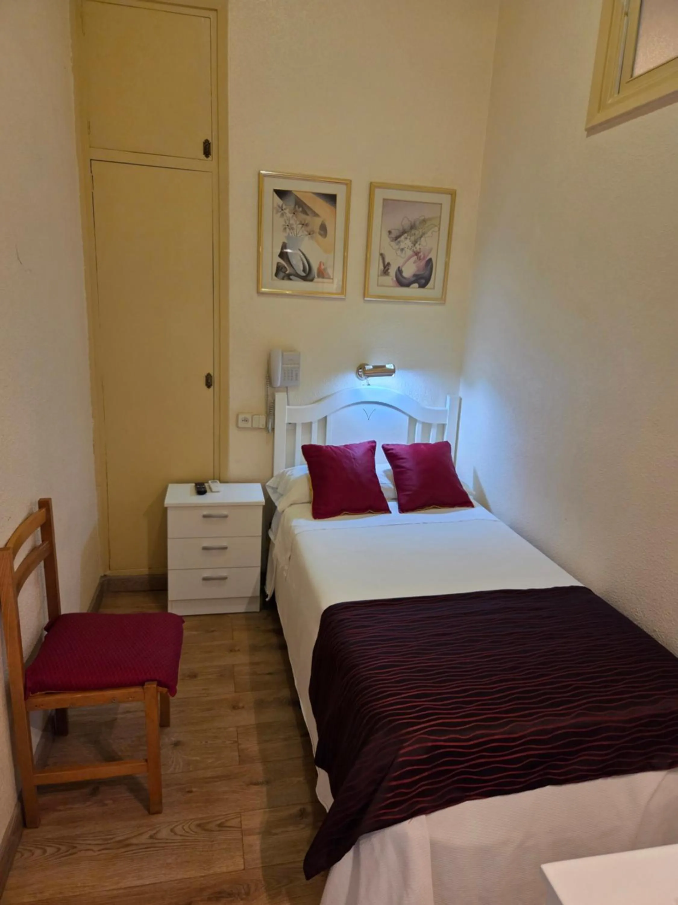 Bed in Hostal Hispano - Argentino Gran Vía