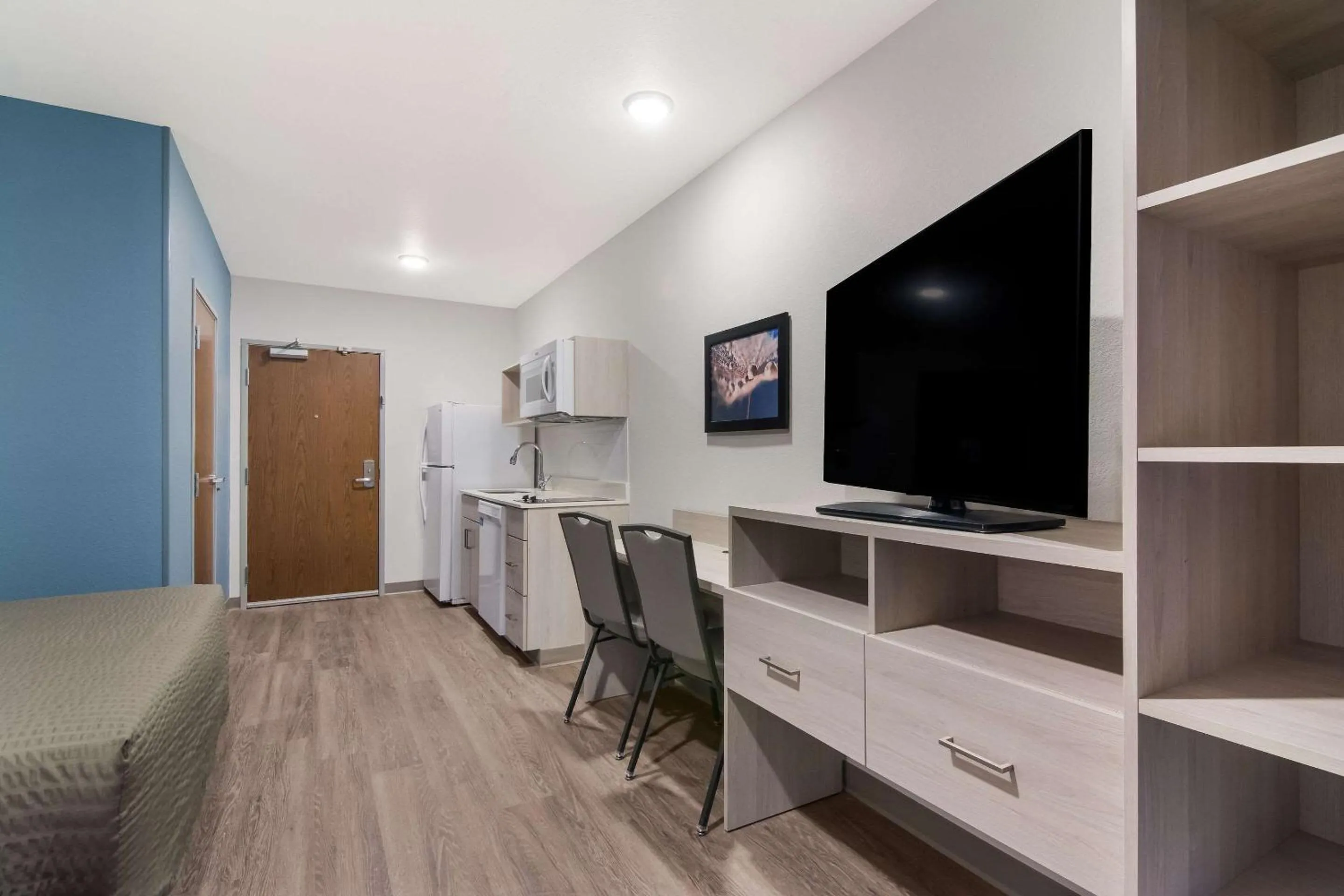 Bedroom in WoodSpring Suites Morrisville - Raleigh Durham Airport