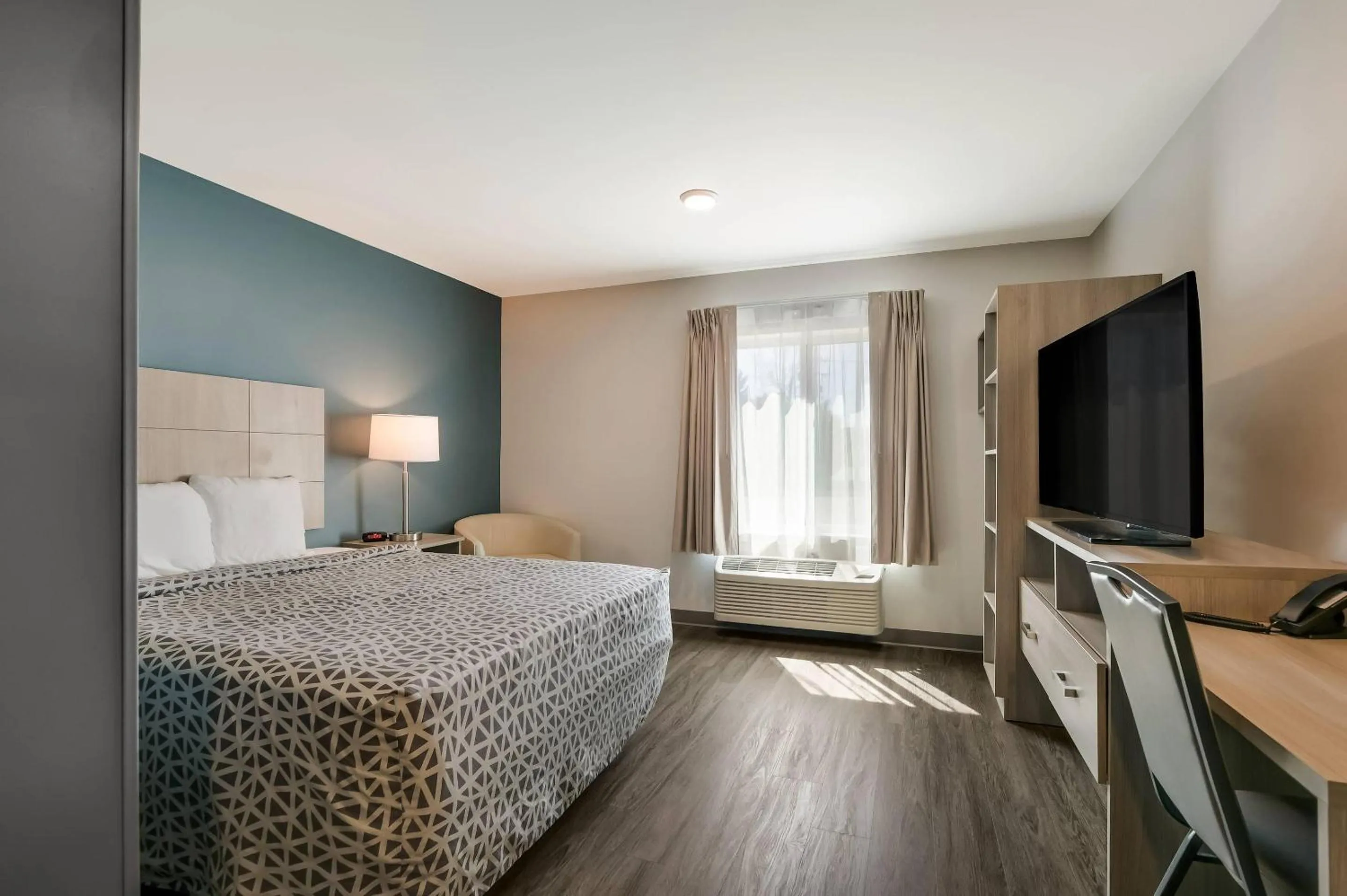 Bedroom, Bed in WoodSpring Suites Knoxville West