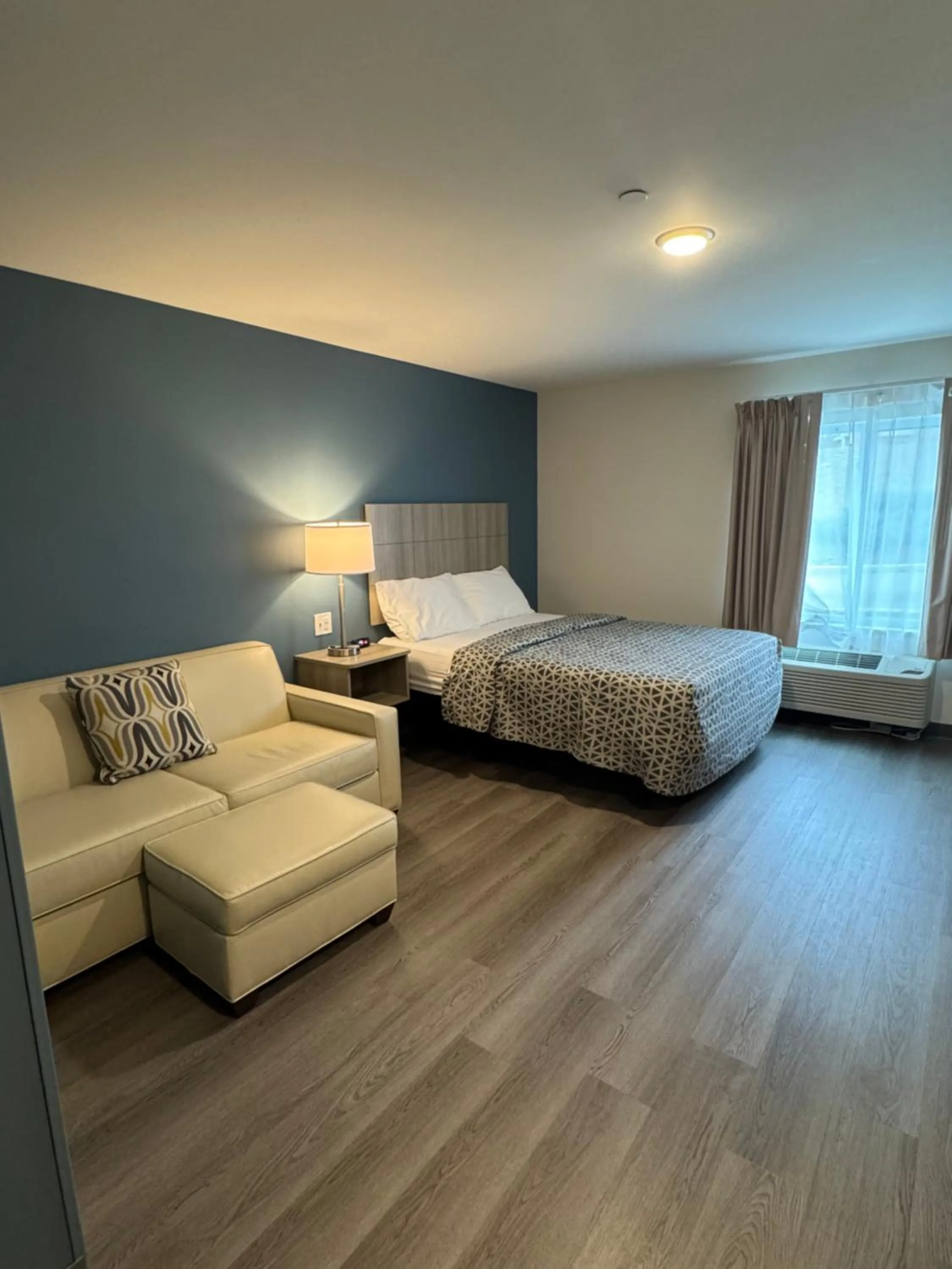 Bedroom, Bed in WoodSpring Suites Knoxville West