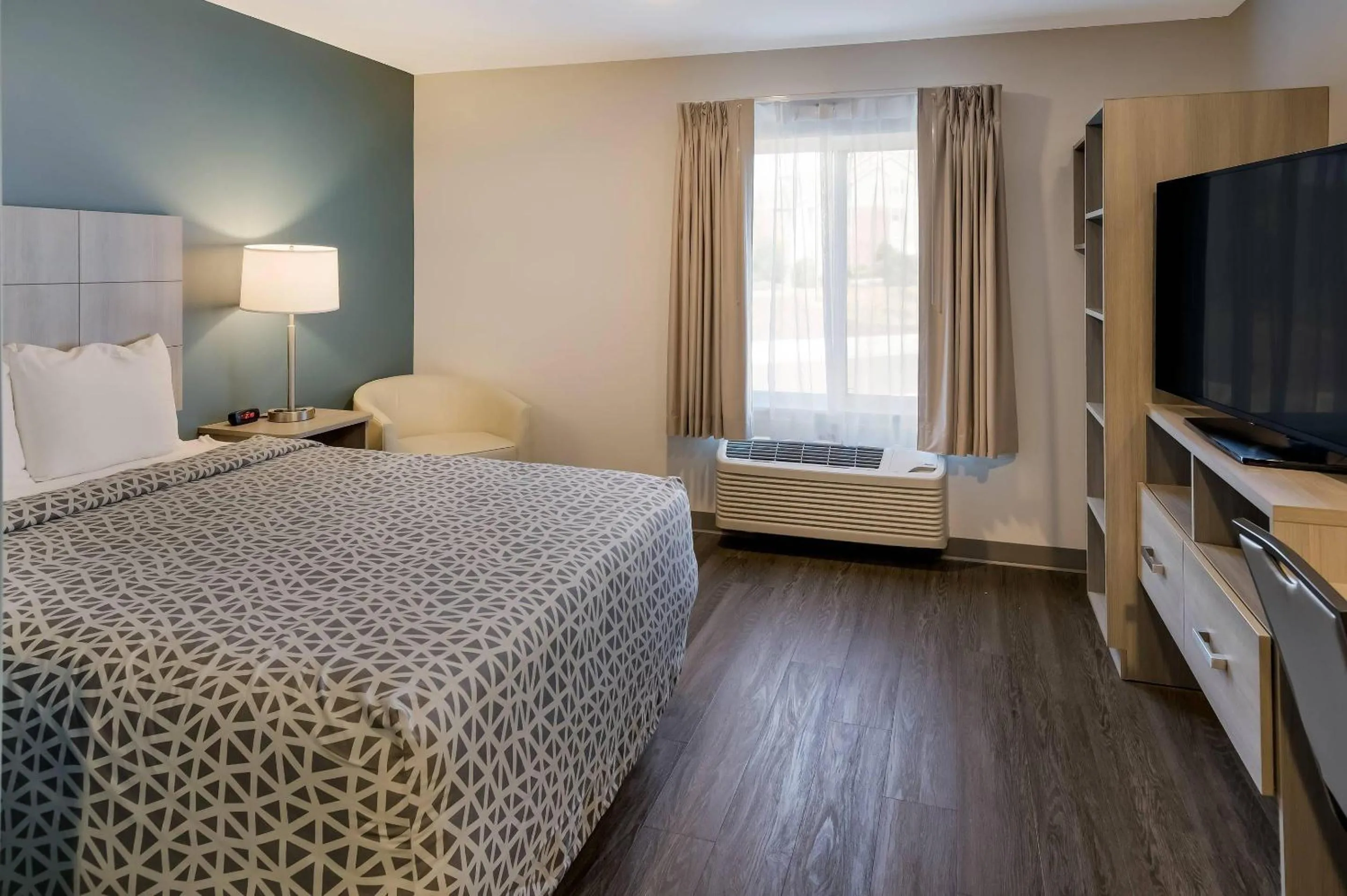 Bedroom, Bed in WoodSpring Suites Knoxville West