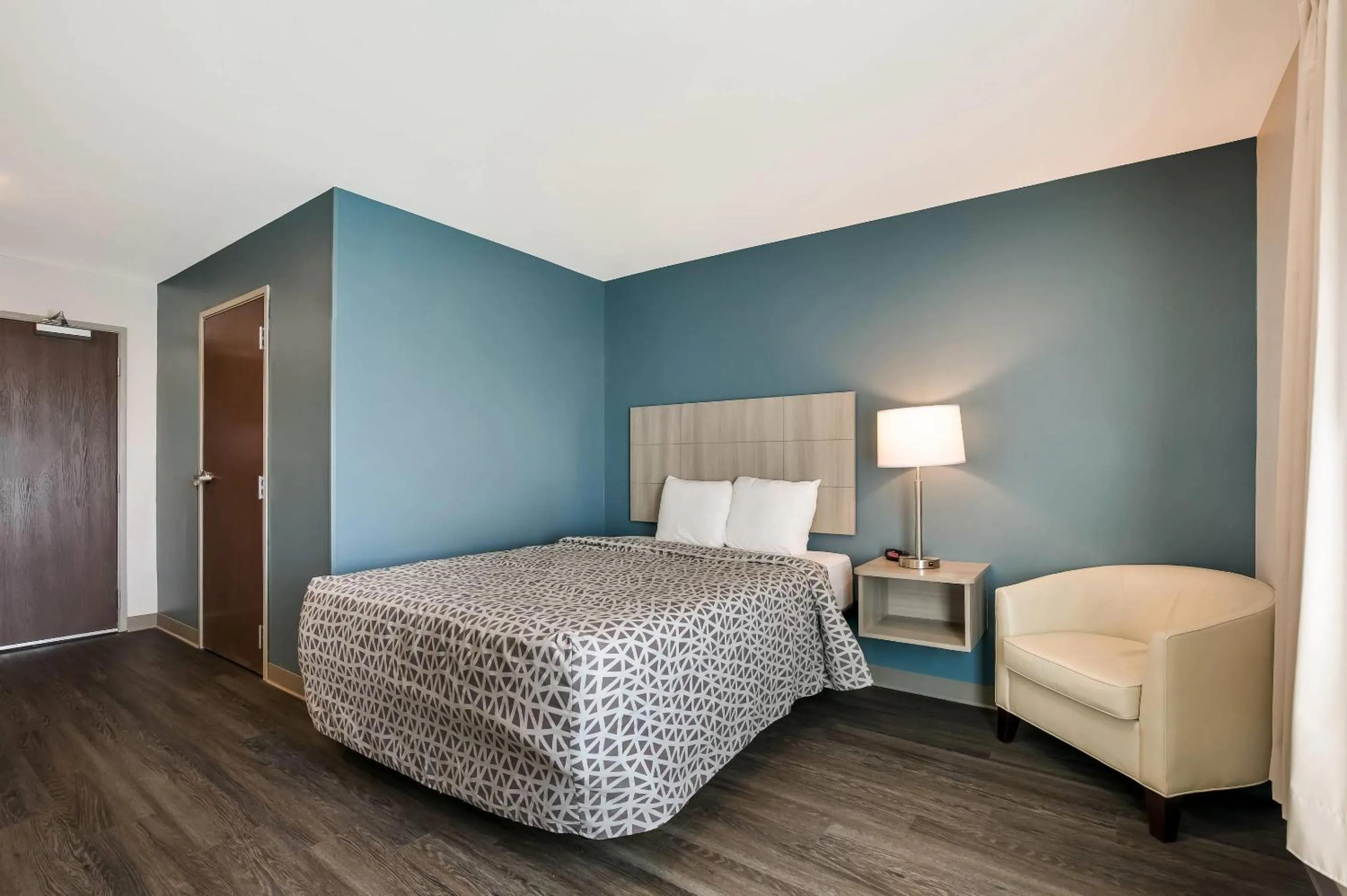 Bedroom, Bed in WoodSpring Suites Knoxville West