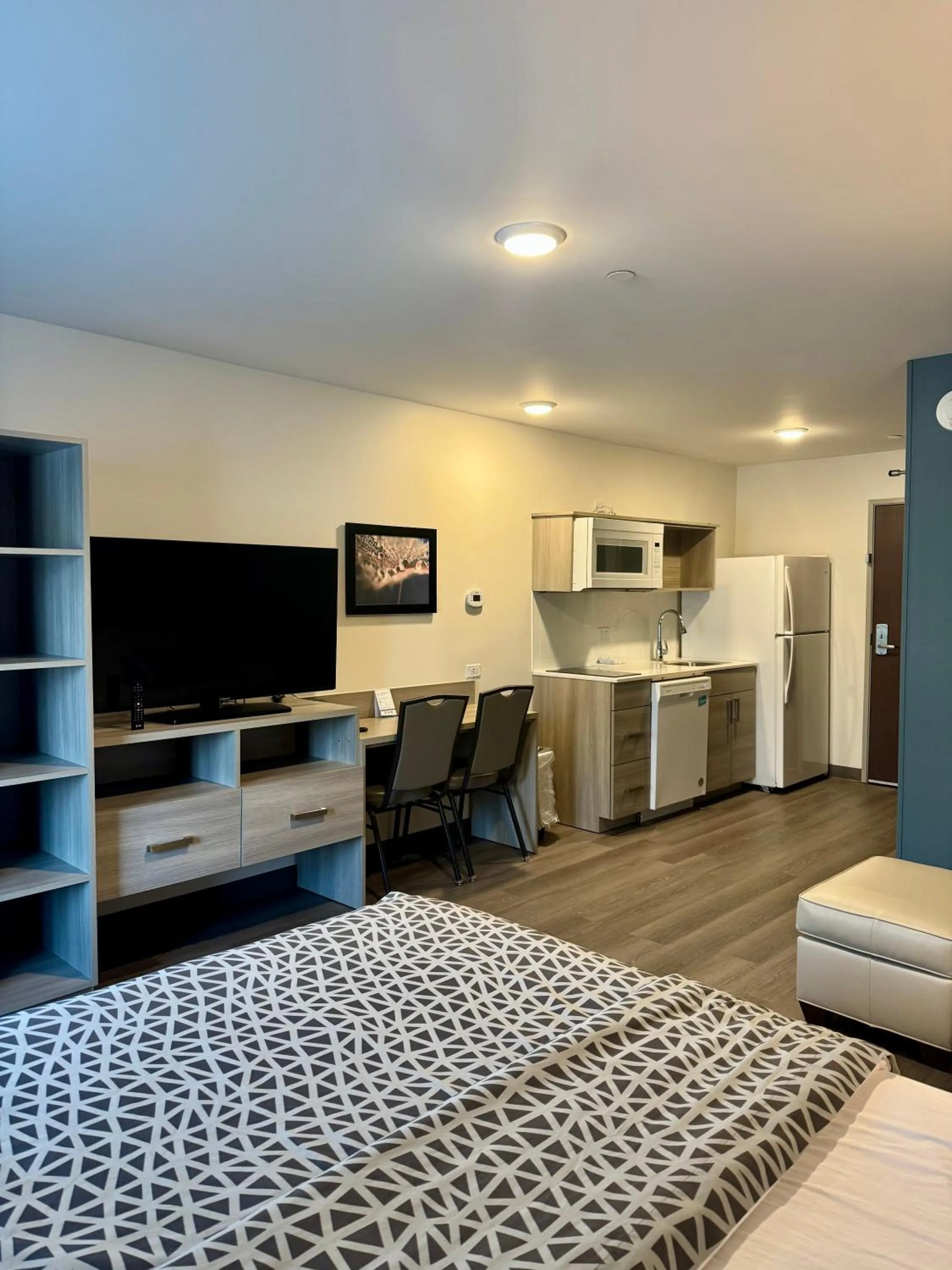 Kitchen or kitchenette, Bed in WoodSpring Suites Knoxville West