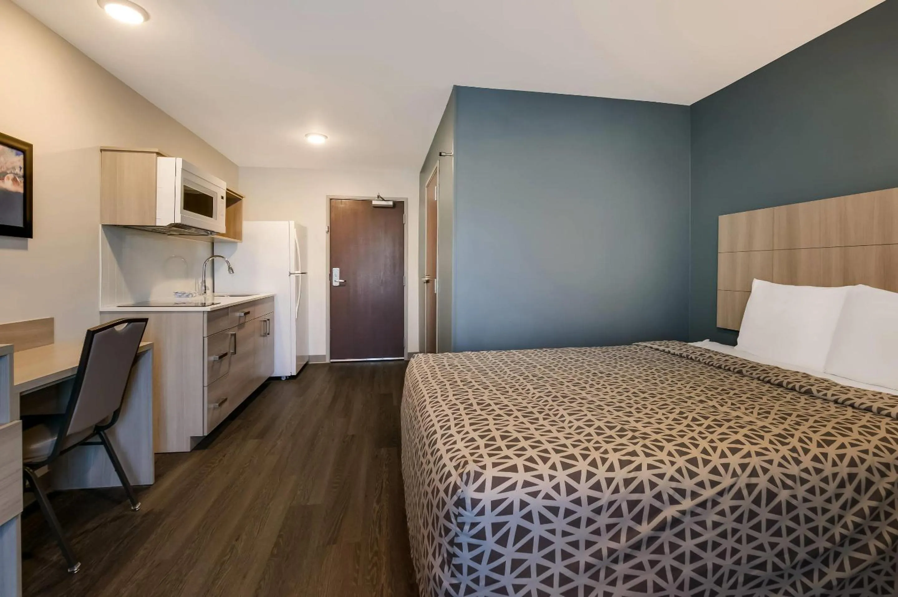 Bedroom, Bed in WoodSpring Suites Knoxville West