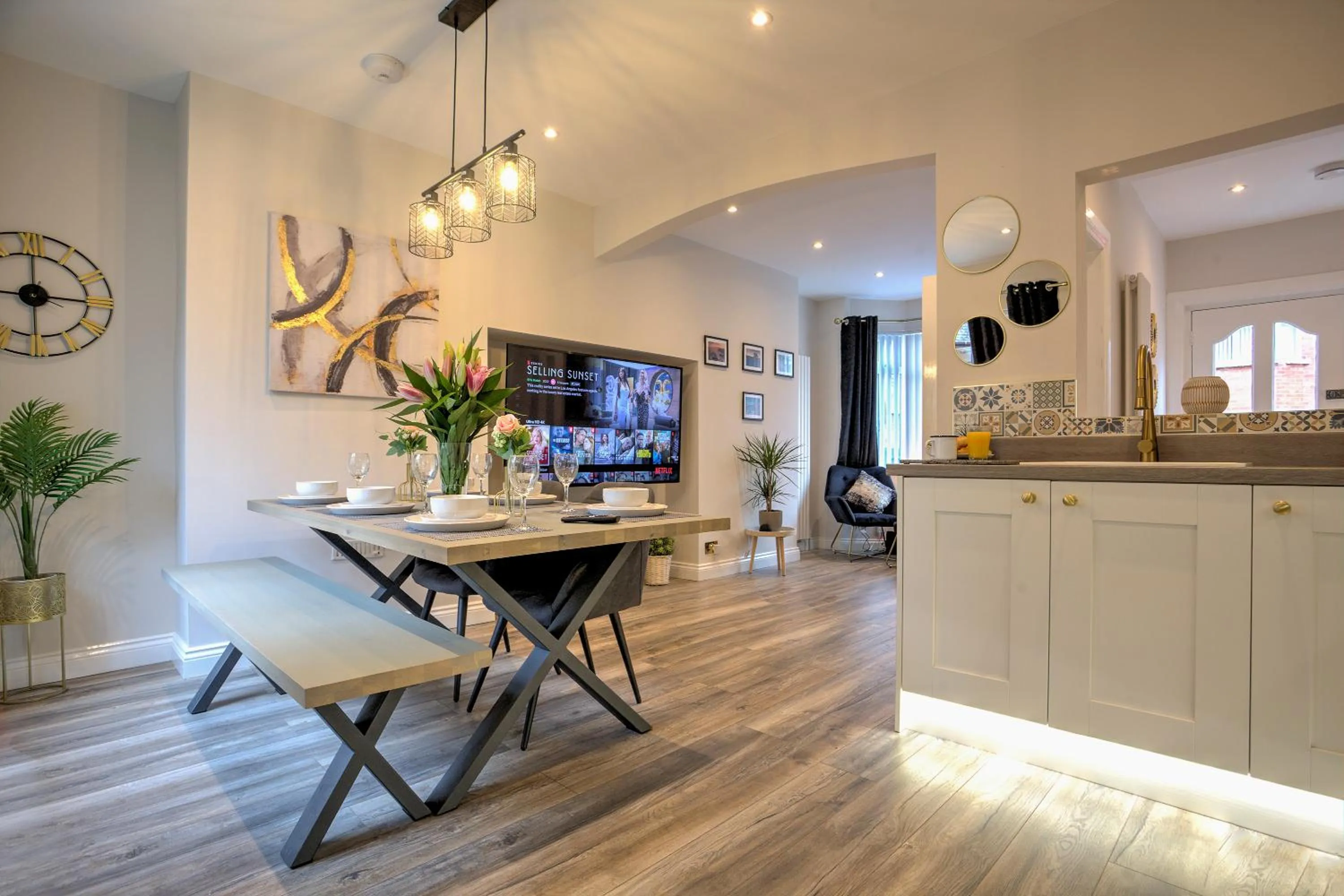 Dining area in The Belfast Boutique Central Cozy