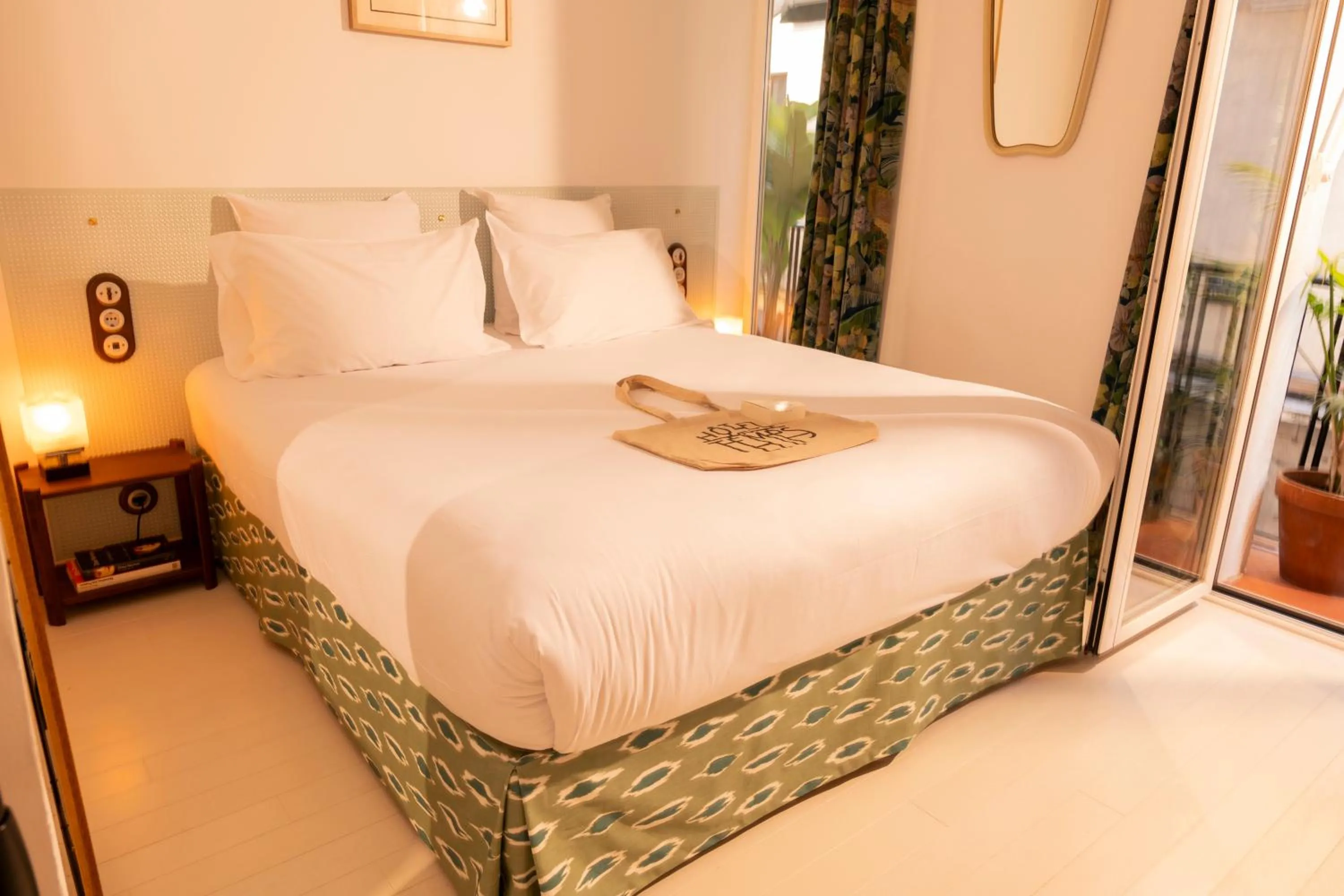 Bedroom, Bed in The Walt Madrid