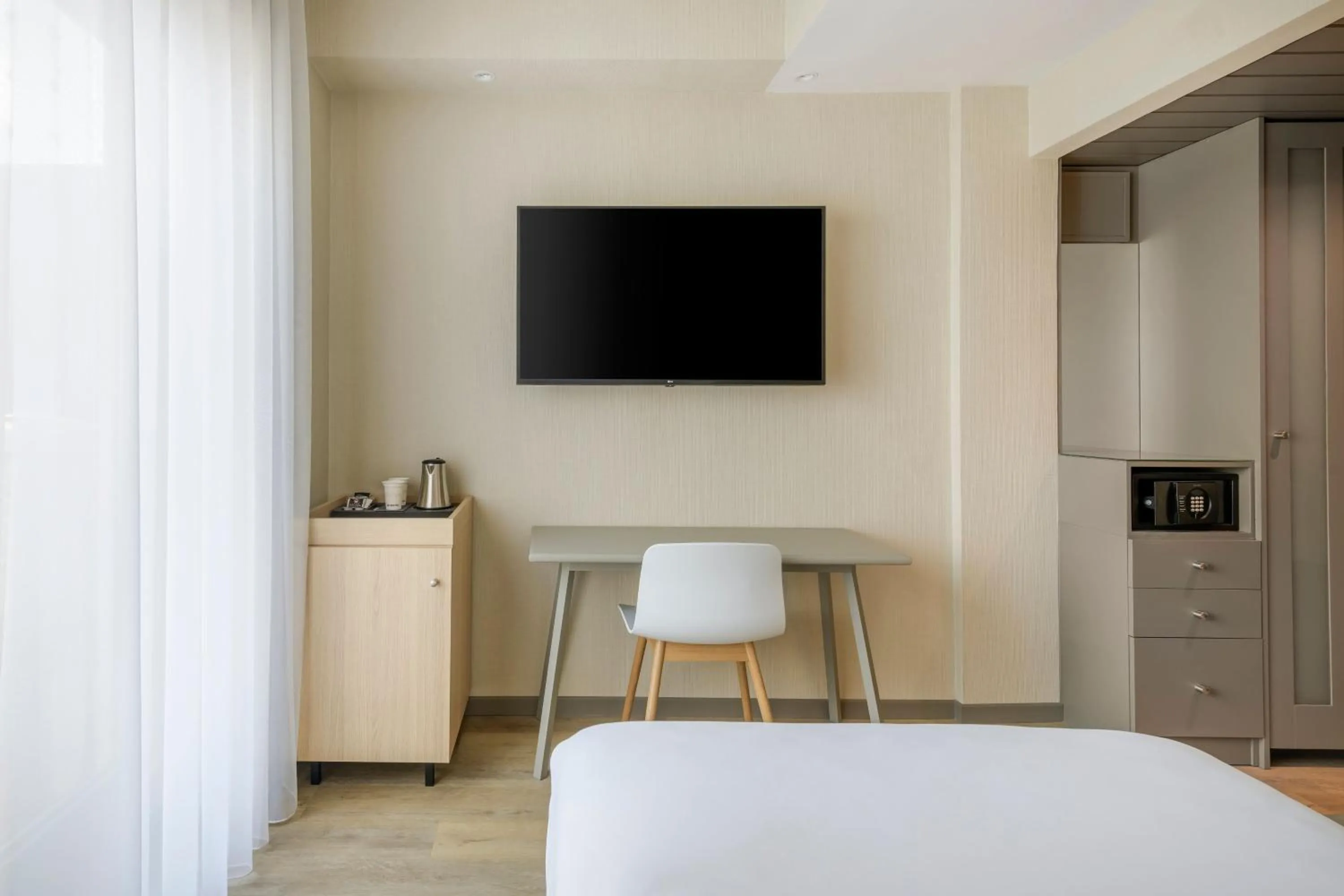 Photo of the whole room, Bed in AC Hotel Carlton Madrid by Marriott