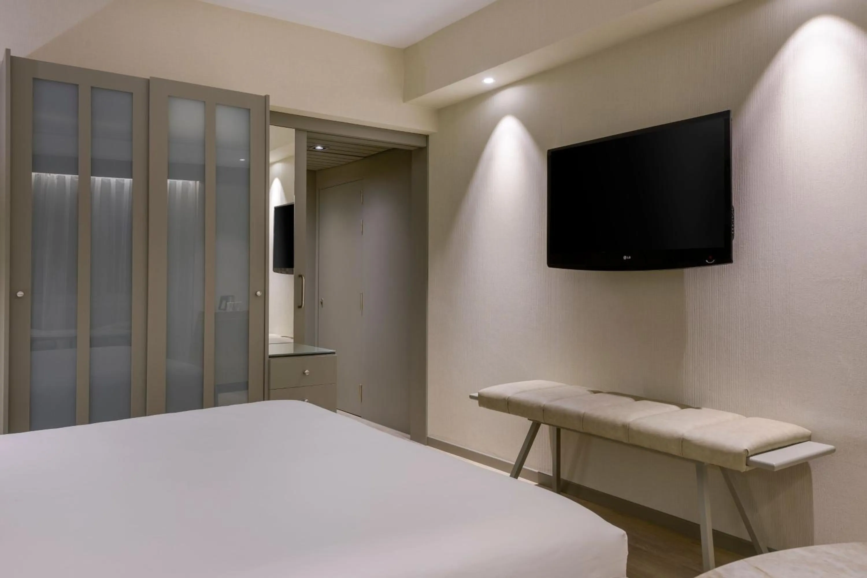 Photo of the whole room, Bed in AC Hotel Carlton Madrid by Marriott