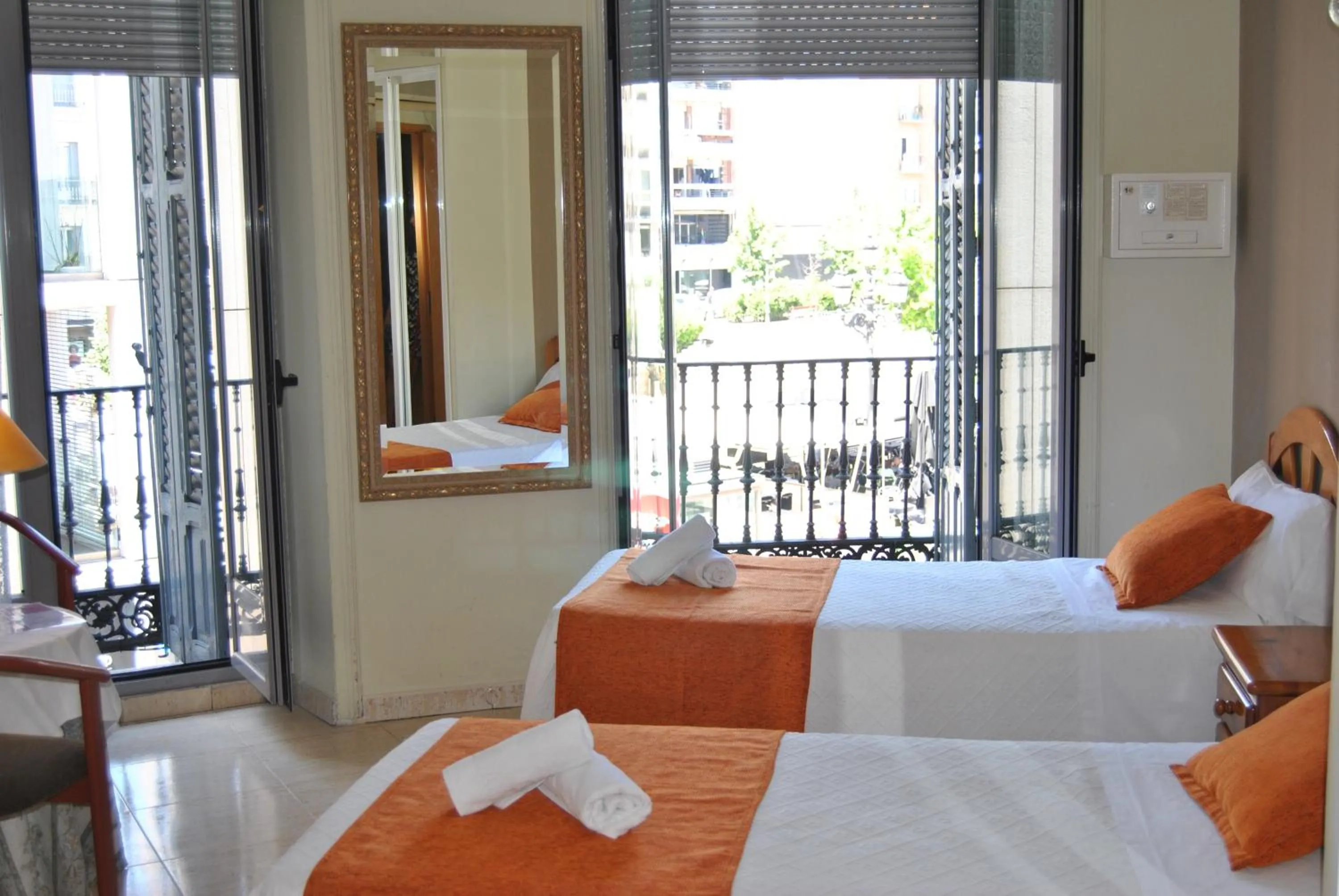 Balcony/Terrace, Bed in Hostal San Lorenzo