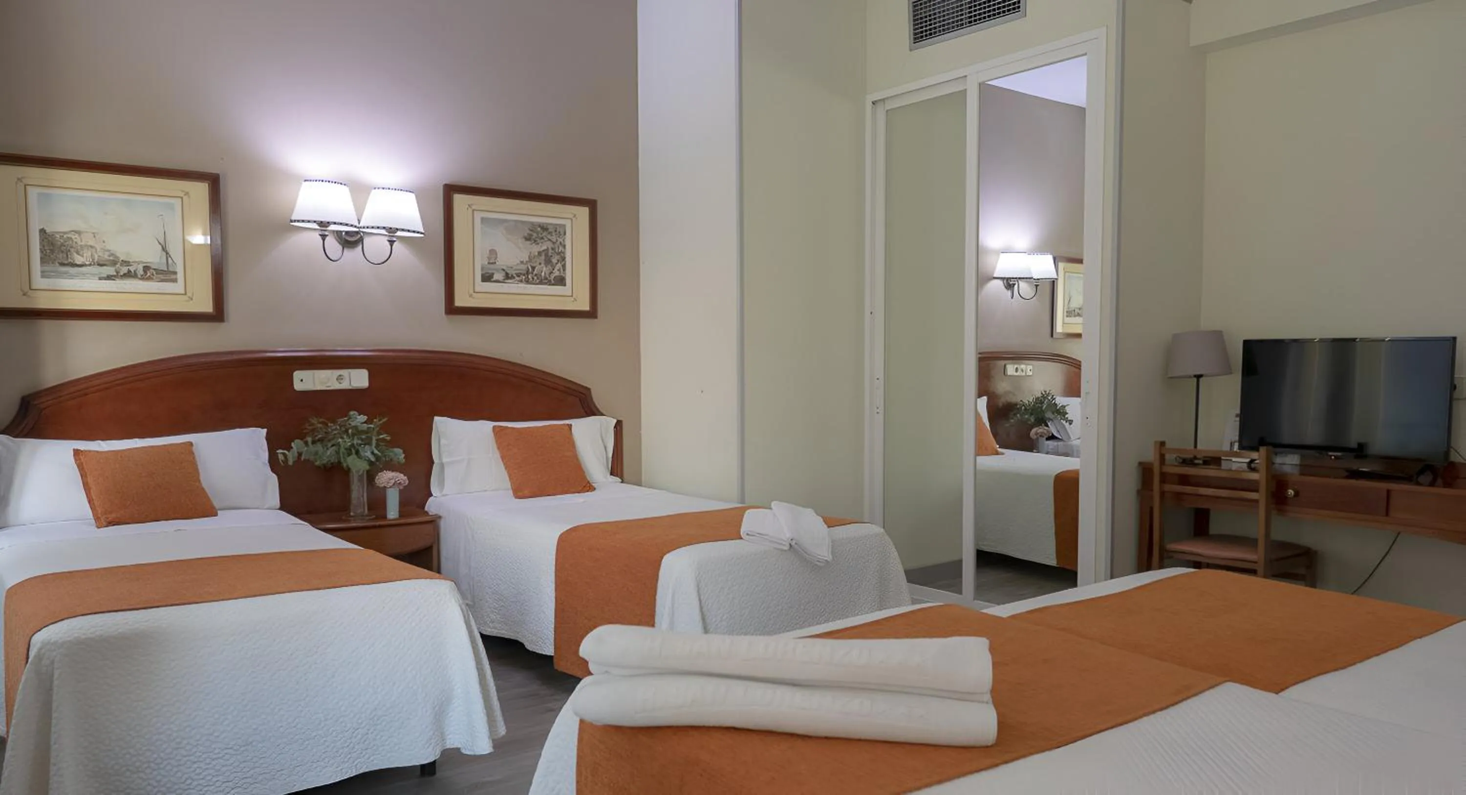 Photo of the whole room, Bed in Hostal San Lorenzo