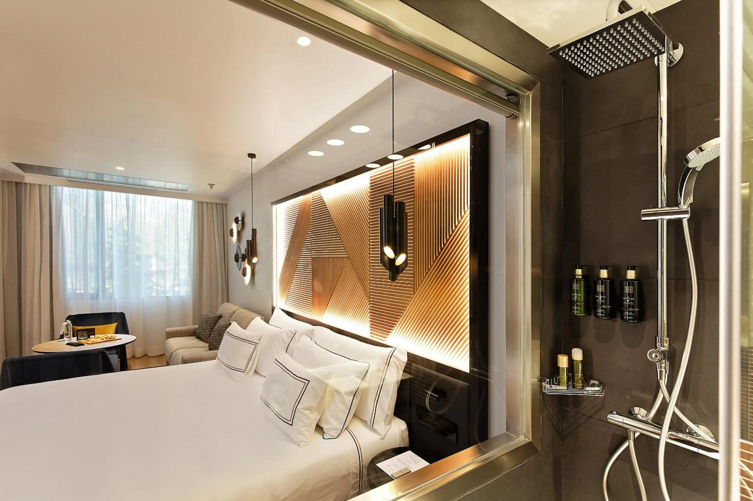 Shower, Bed in Melia Avenida de America