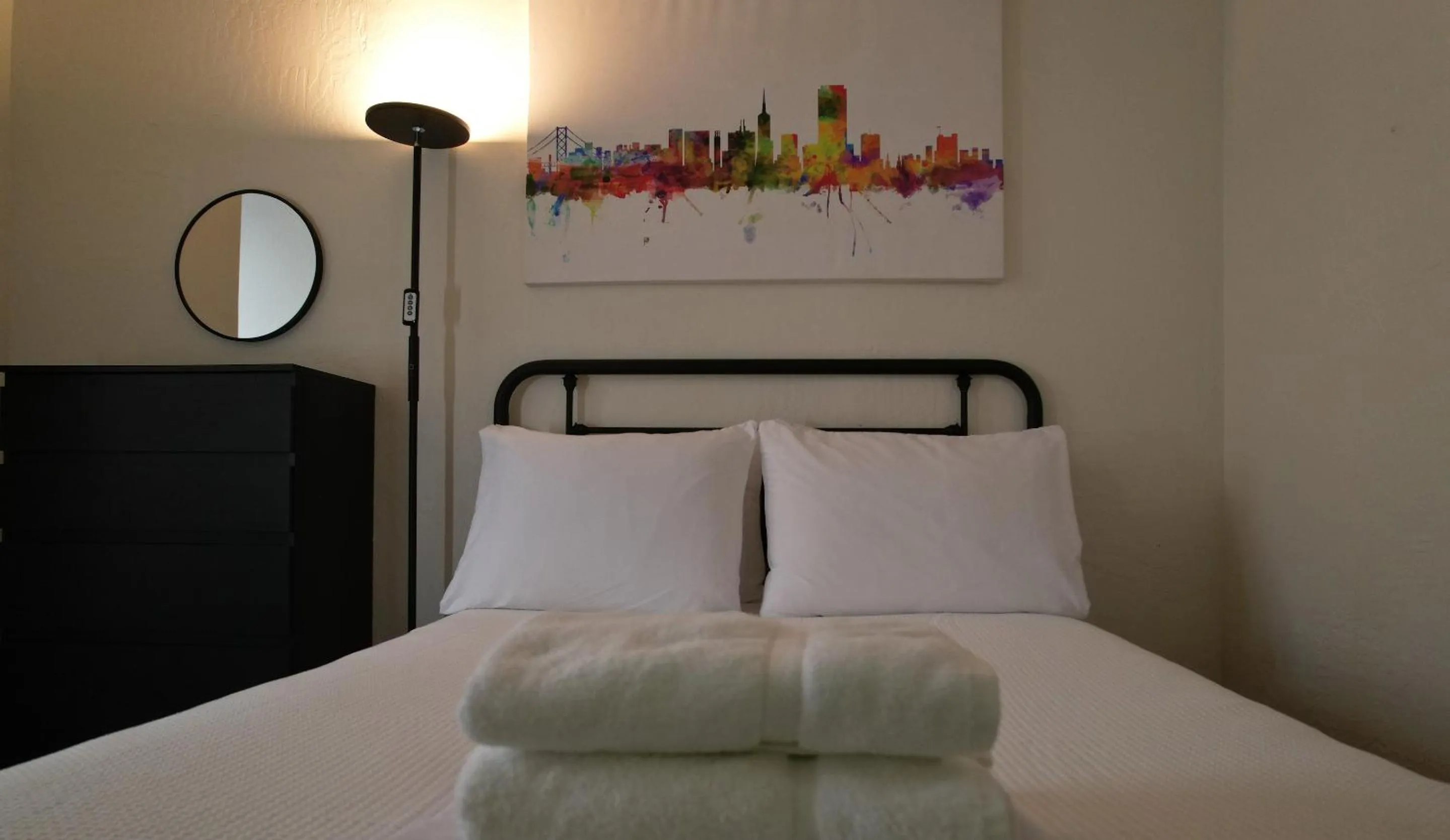 Photo of the whole room, Bed in Chapter San Francisco