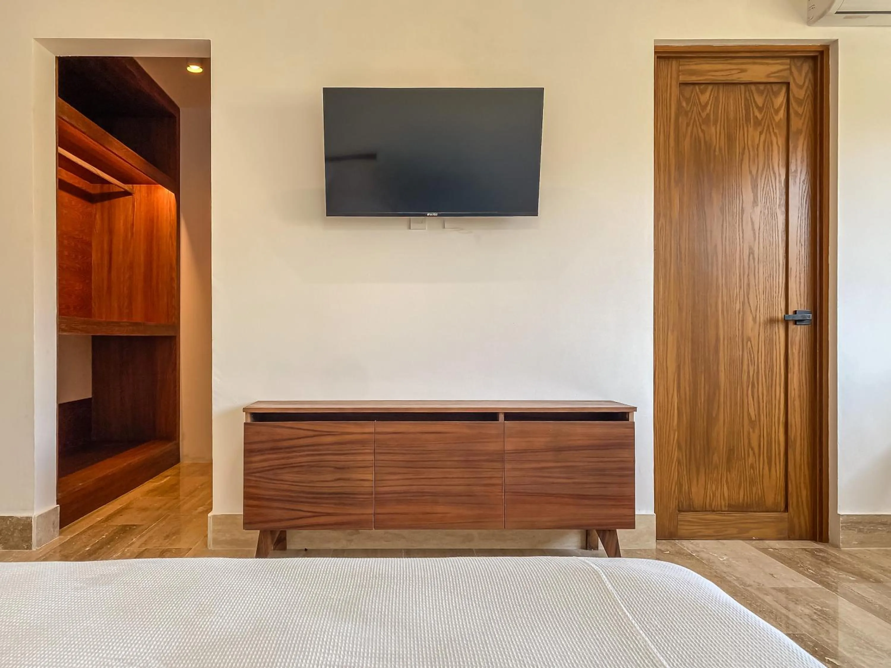 Bedroom, Bed in Villas Tropical By Andiani