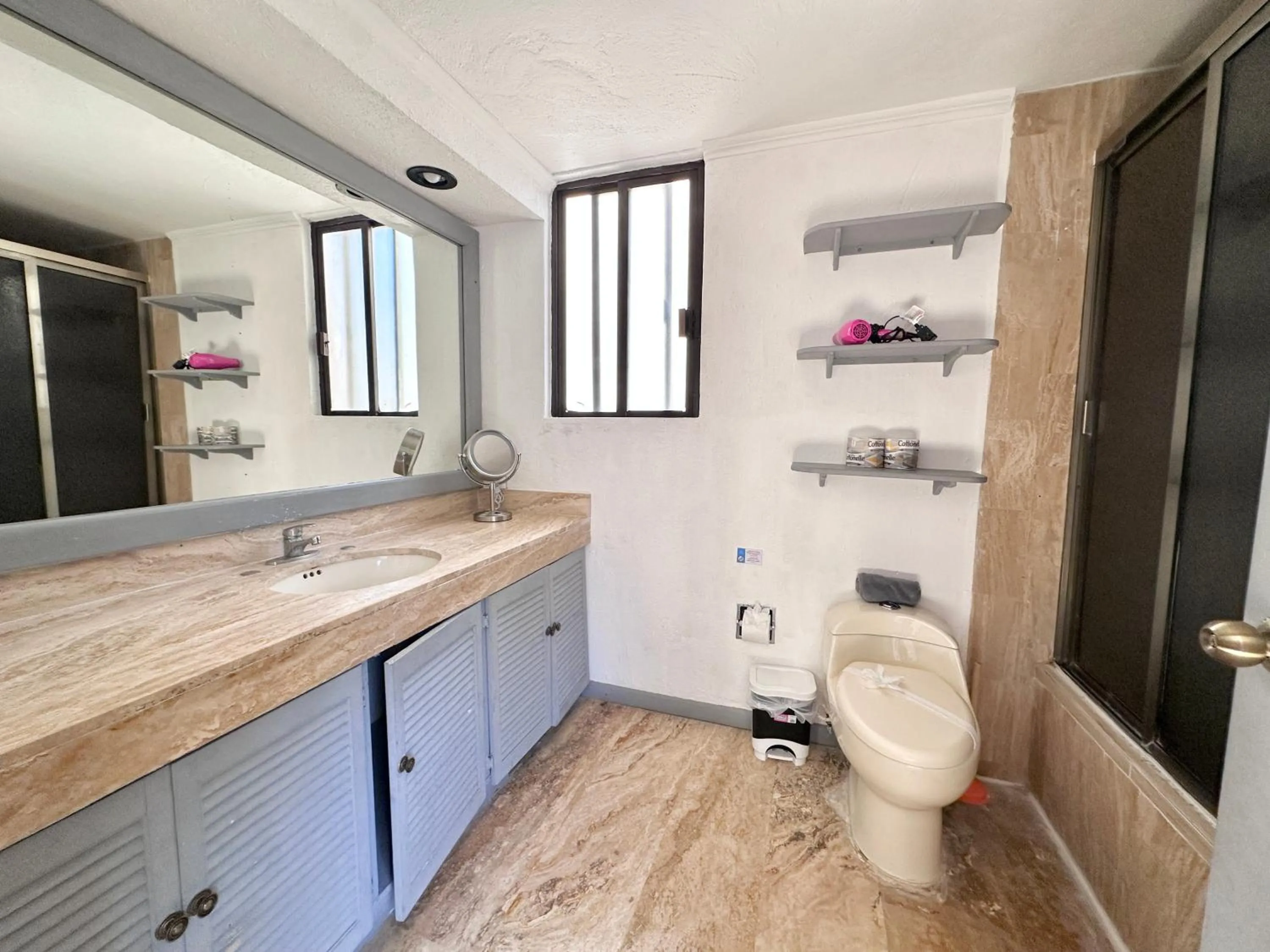 Bathroom in Villas Tropical By Andiani