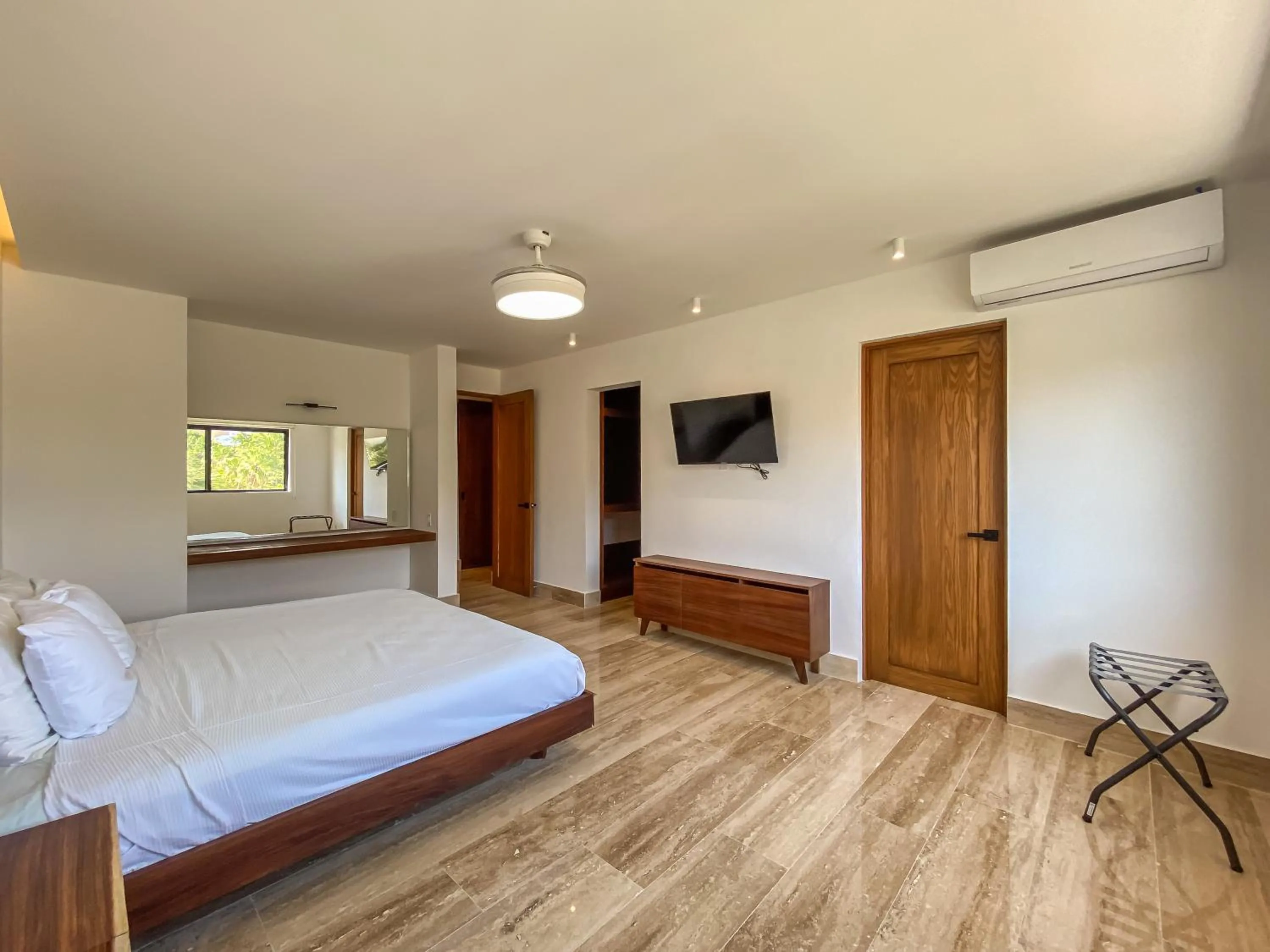 Bedroom, Bed in Villas Tropical By Andiani