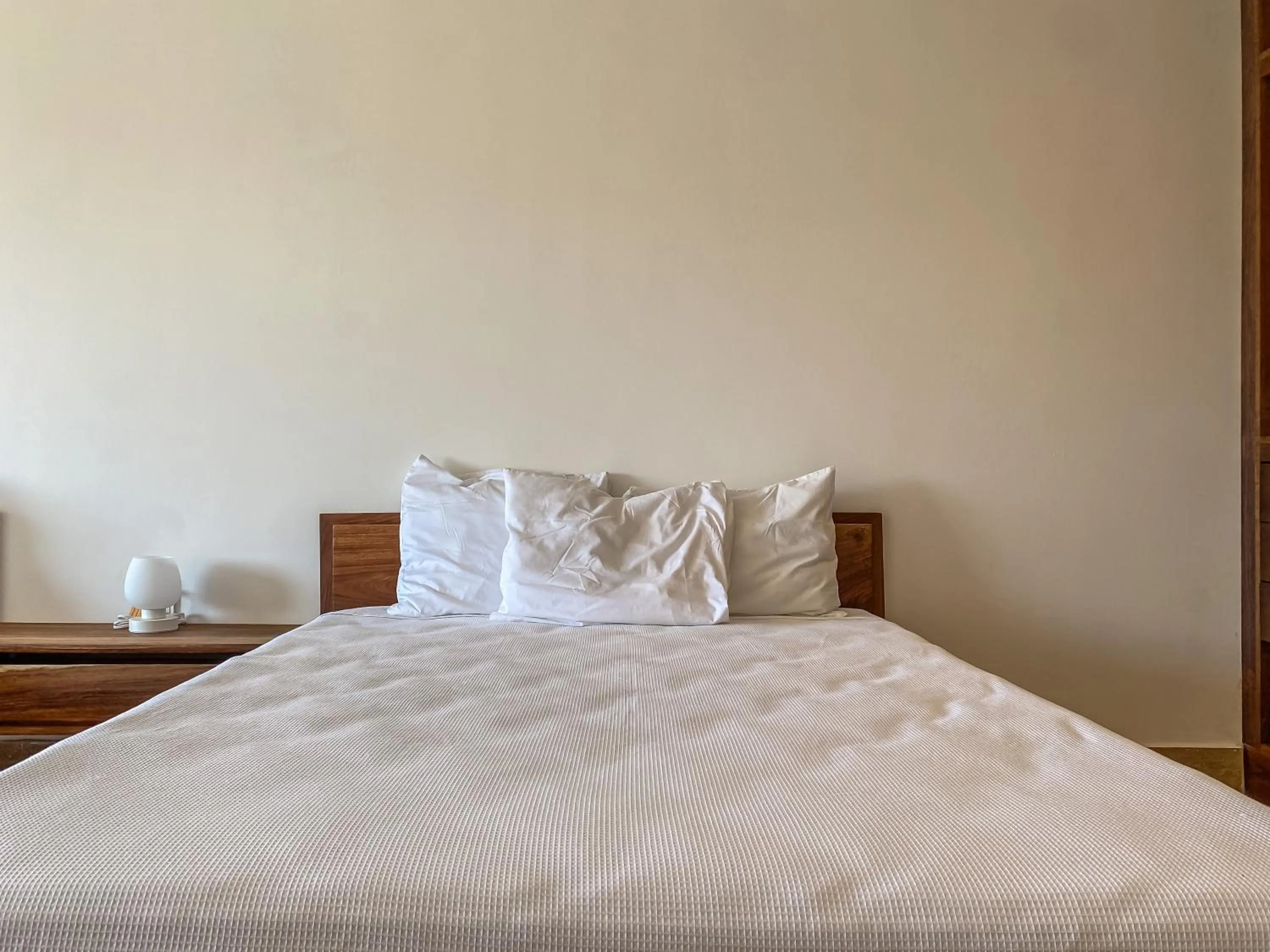 Bedroom, Bed in Villas Tropical By Andiani