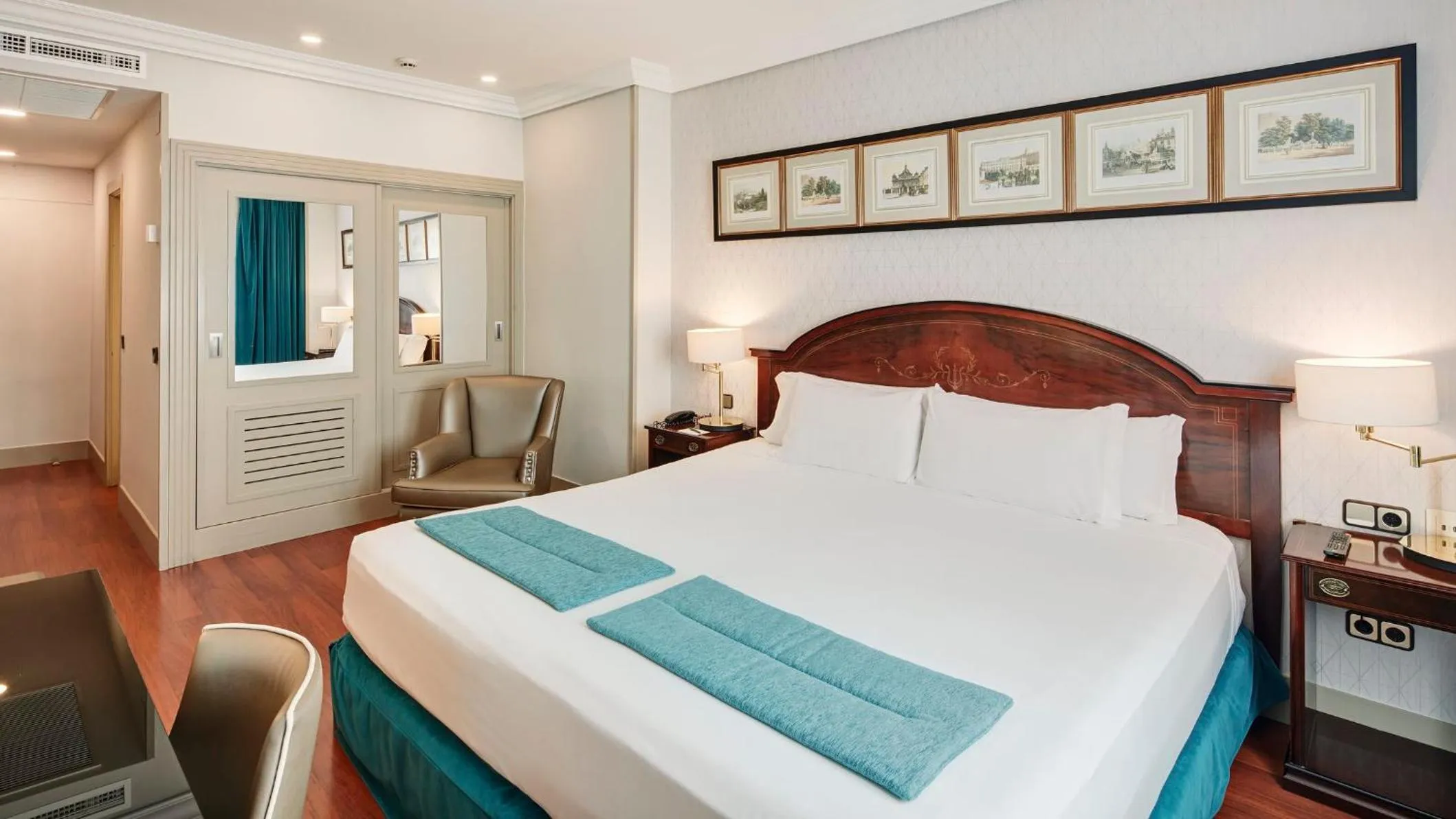 Photo of the whole room, Bed in Sercotel Gran Hotel Conde Duque