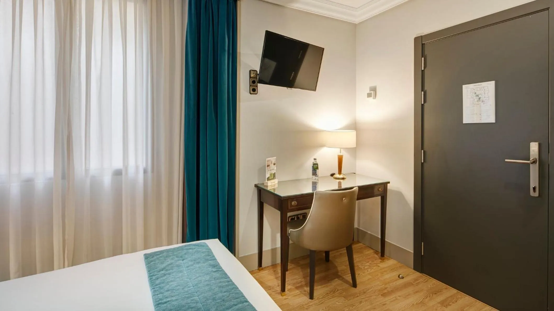 Photo of the whole room, Bed in Sercotel Gran Hotel Conde Duque