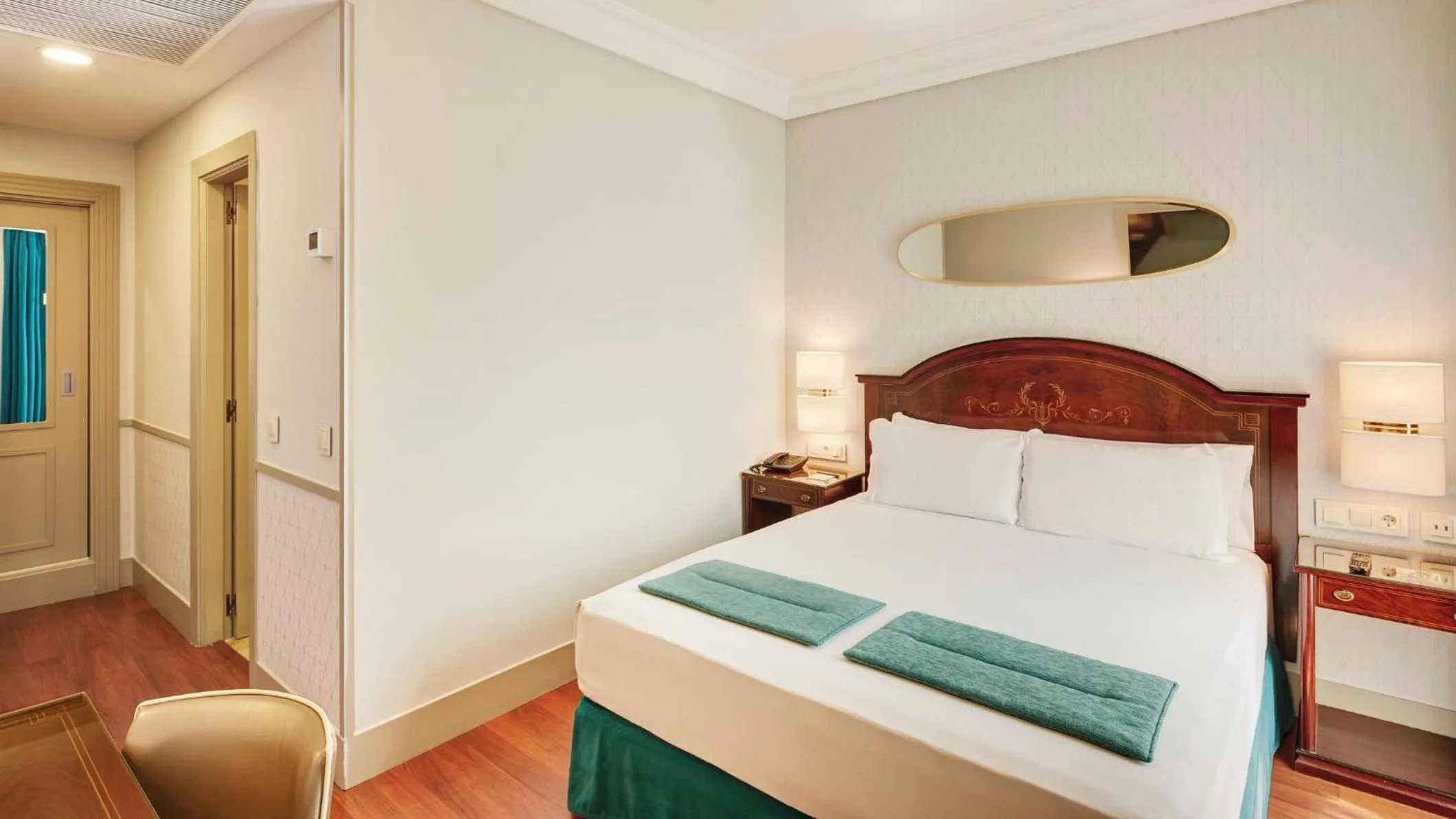 Photo of the whole room, Bed in Sercotel Gran Hotel Conde Duque