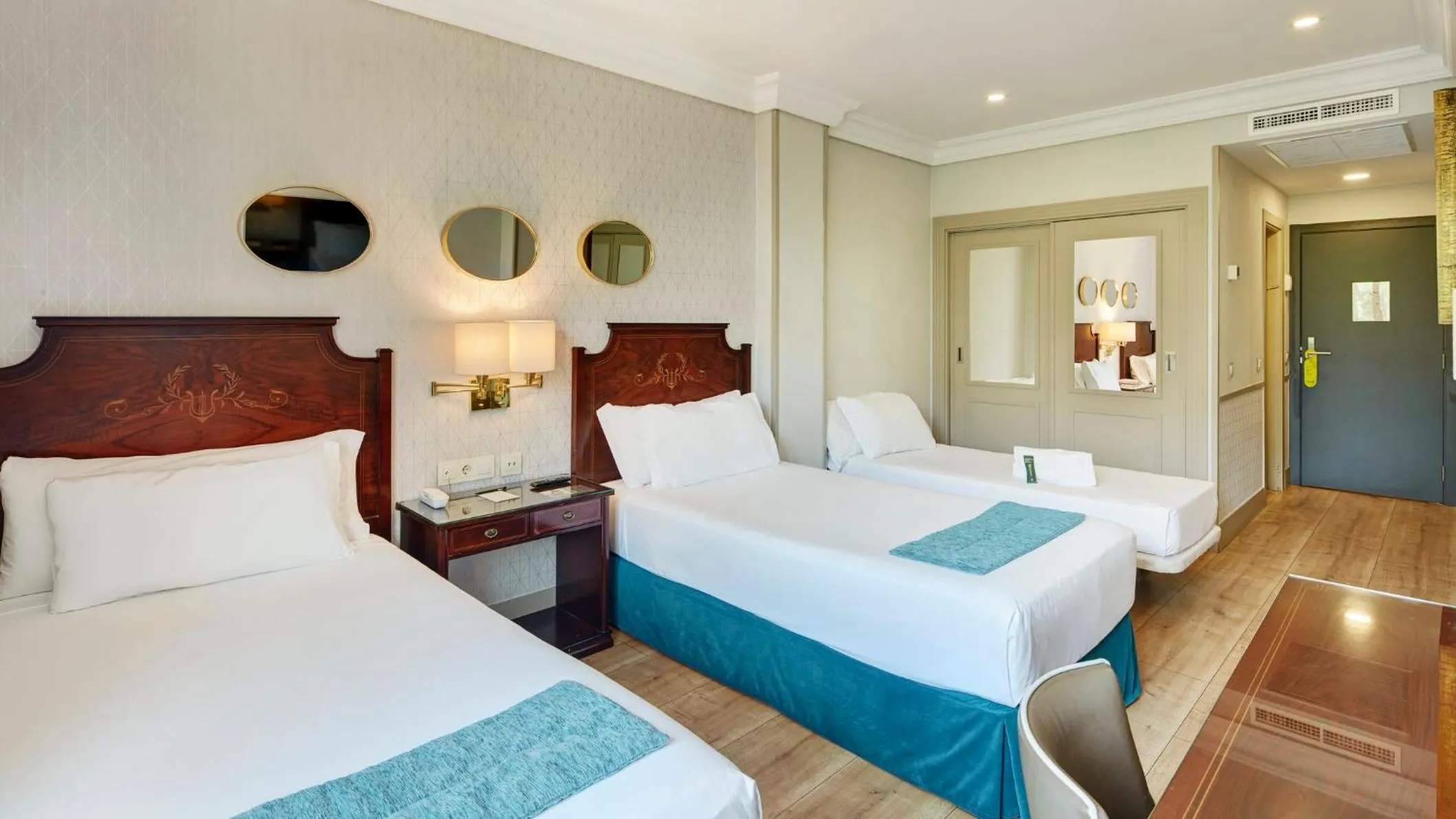 Photo of the whole room, Bed in Sercotel Gran Hotel Conde Duque