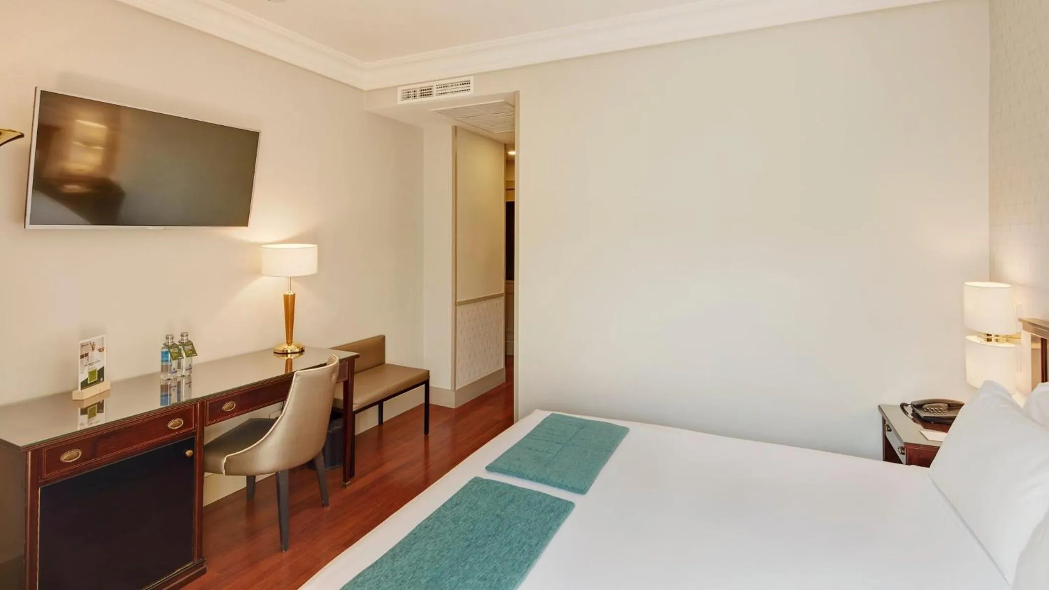 Photo of the whole room, Bed in Sercotel Gran Hotel Conde Duque