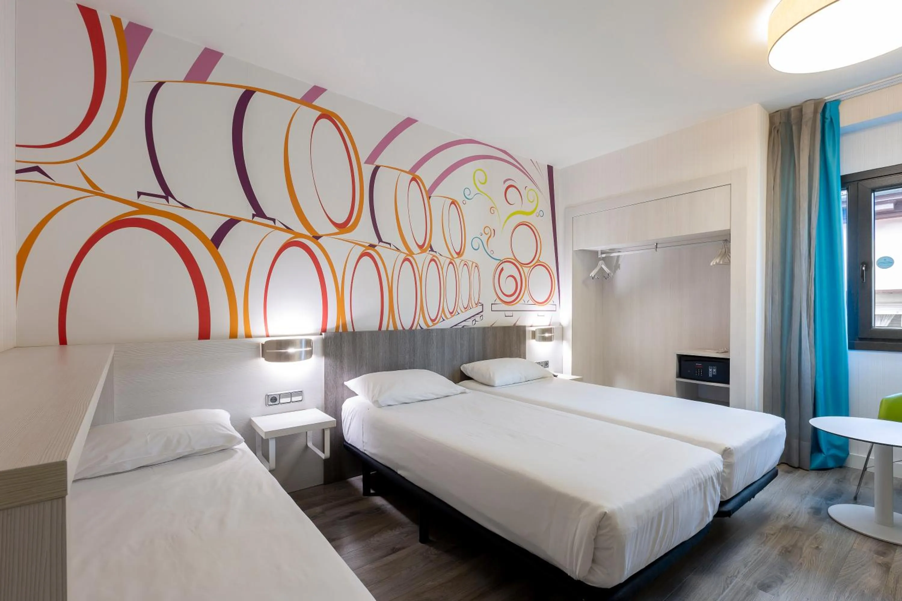 Bedroom, Bed in Ibis Styles Madrid Prado