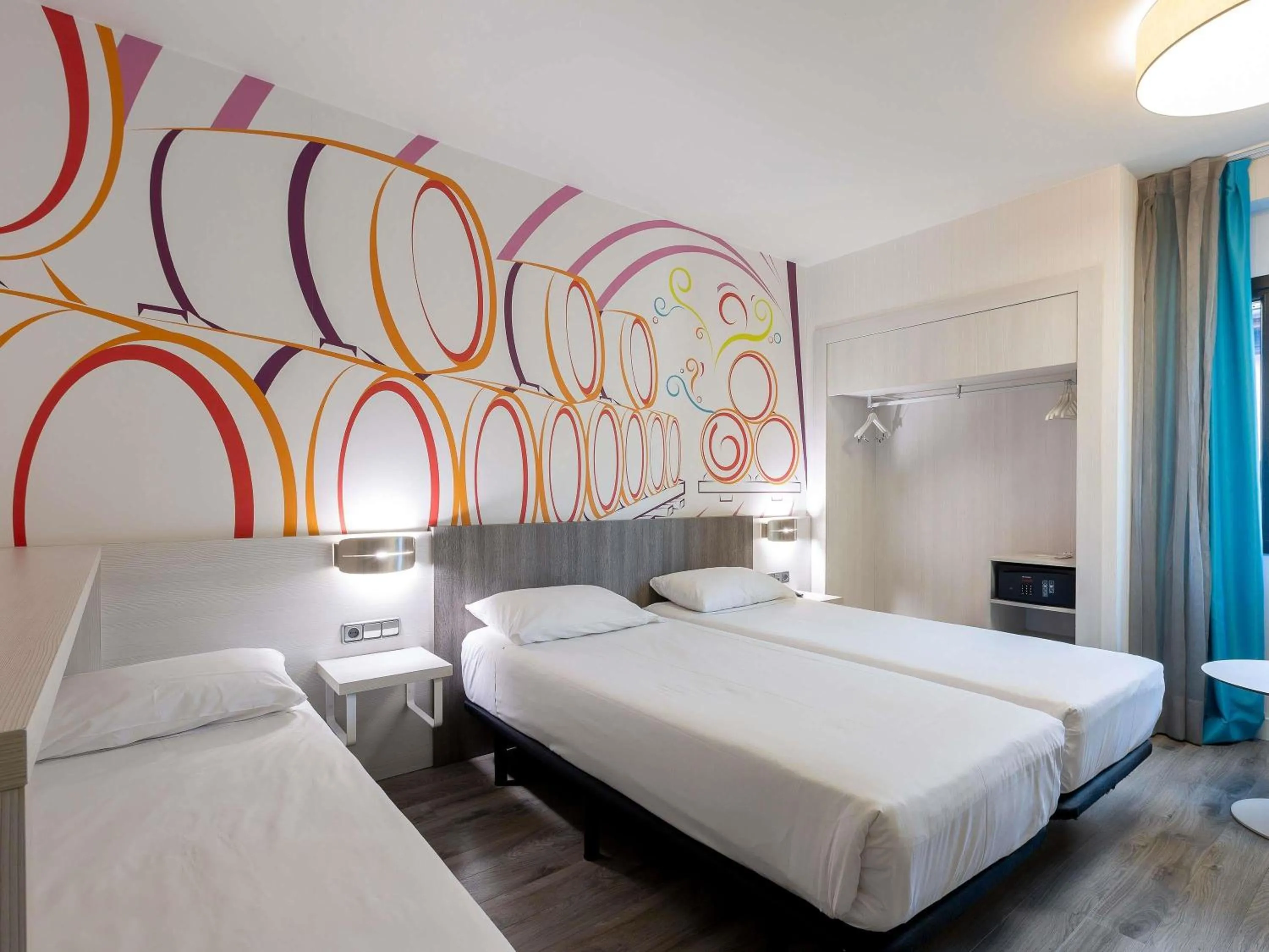 Bedroom, Bed in Ibis Styles Madrid Prado