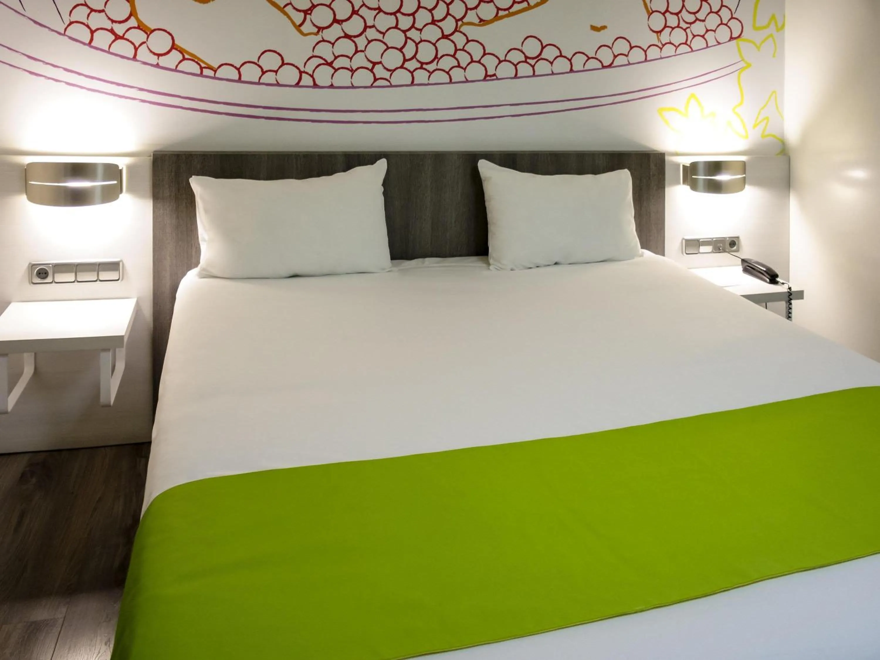 Bedroom, Bed in Ibis Styles Madrid Prado