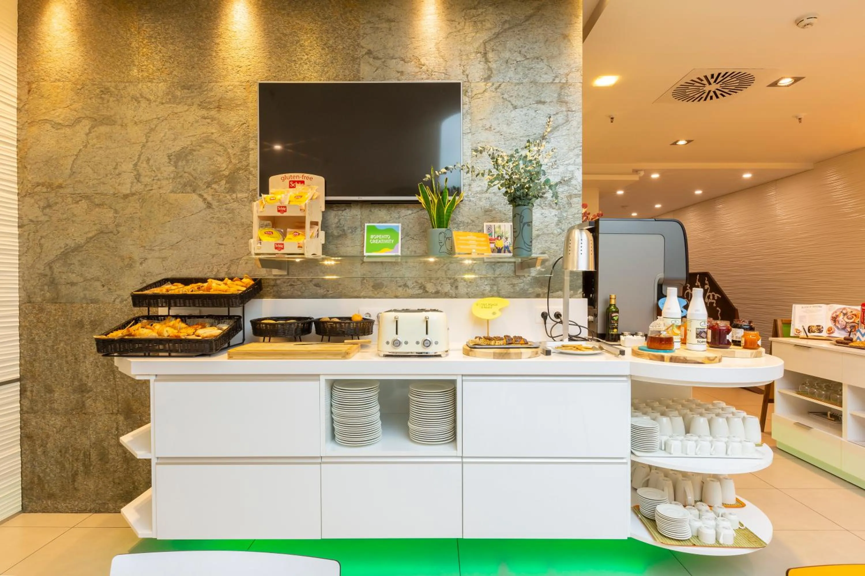 Buffet breakfast in Ibis Styles Madrid Prado
