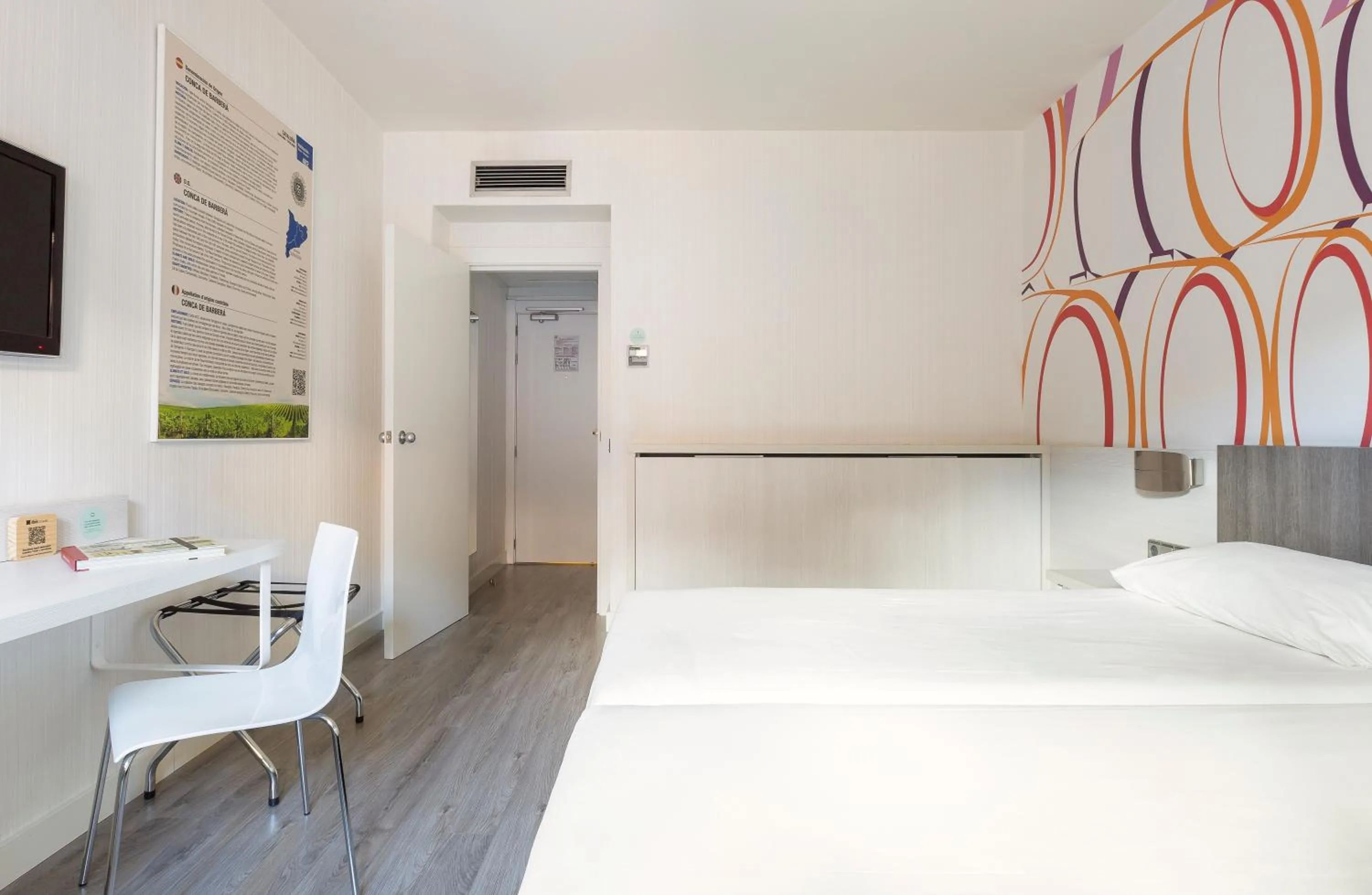 Bedroom, Bed in Ibis Styles Madrid Prado