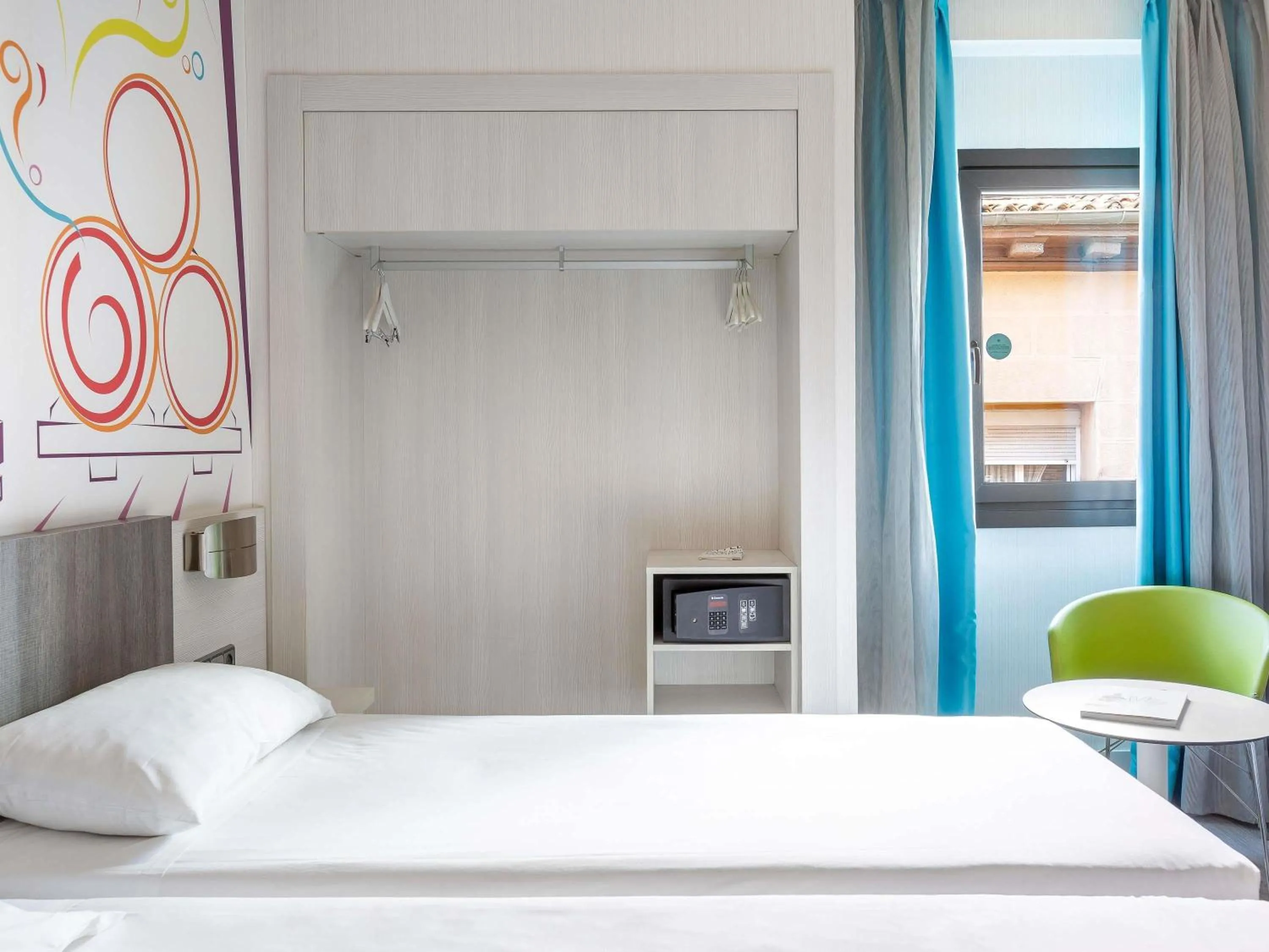 Bedroom, Bed in Ibis Styles Madrid Prado