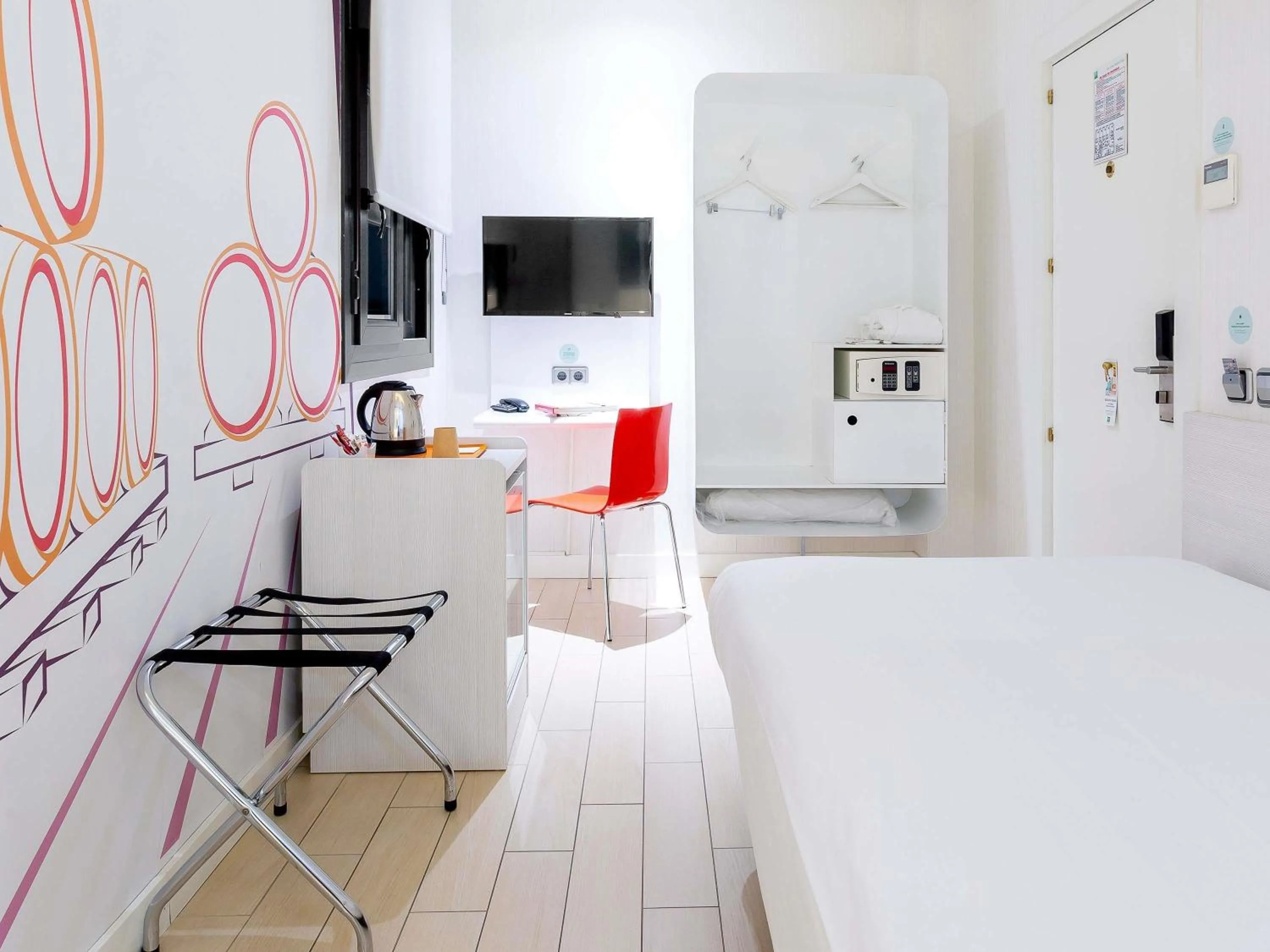 Bedroom, Bed in Ibis Styles Madrid Prado