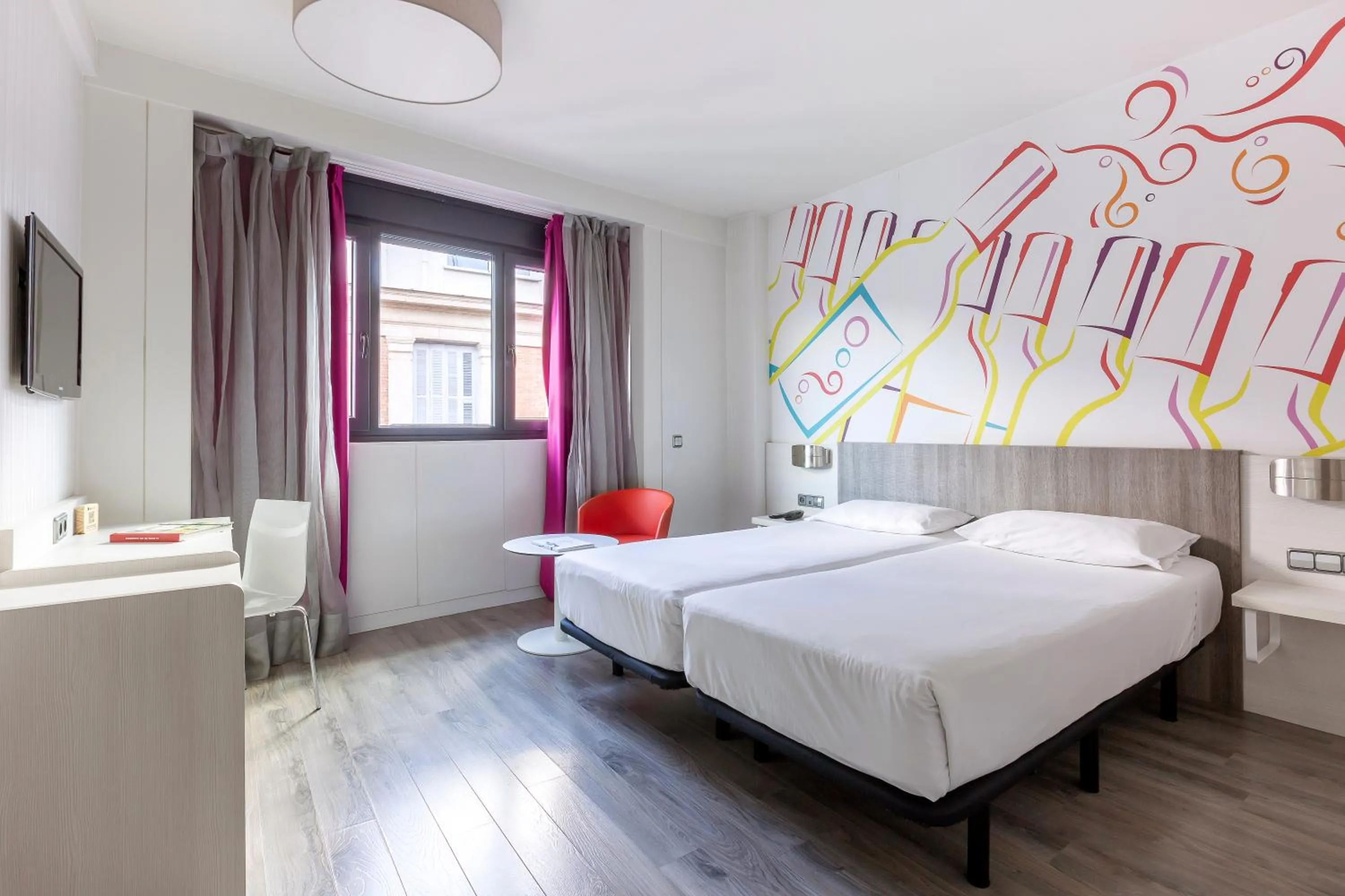 Photo of the whole room, Bed in Ibis Styles Madrid Prado