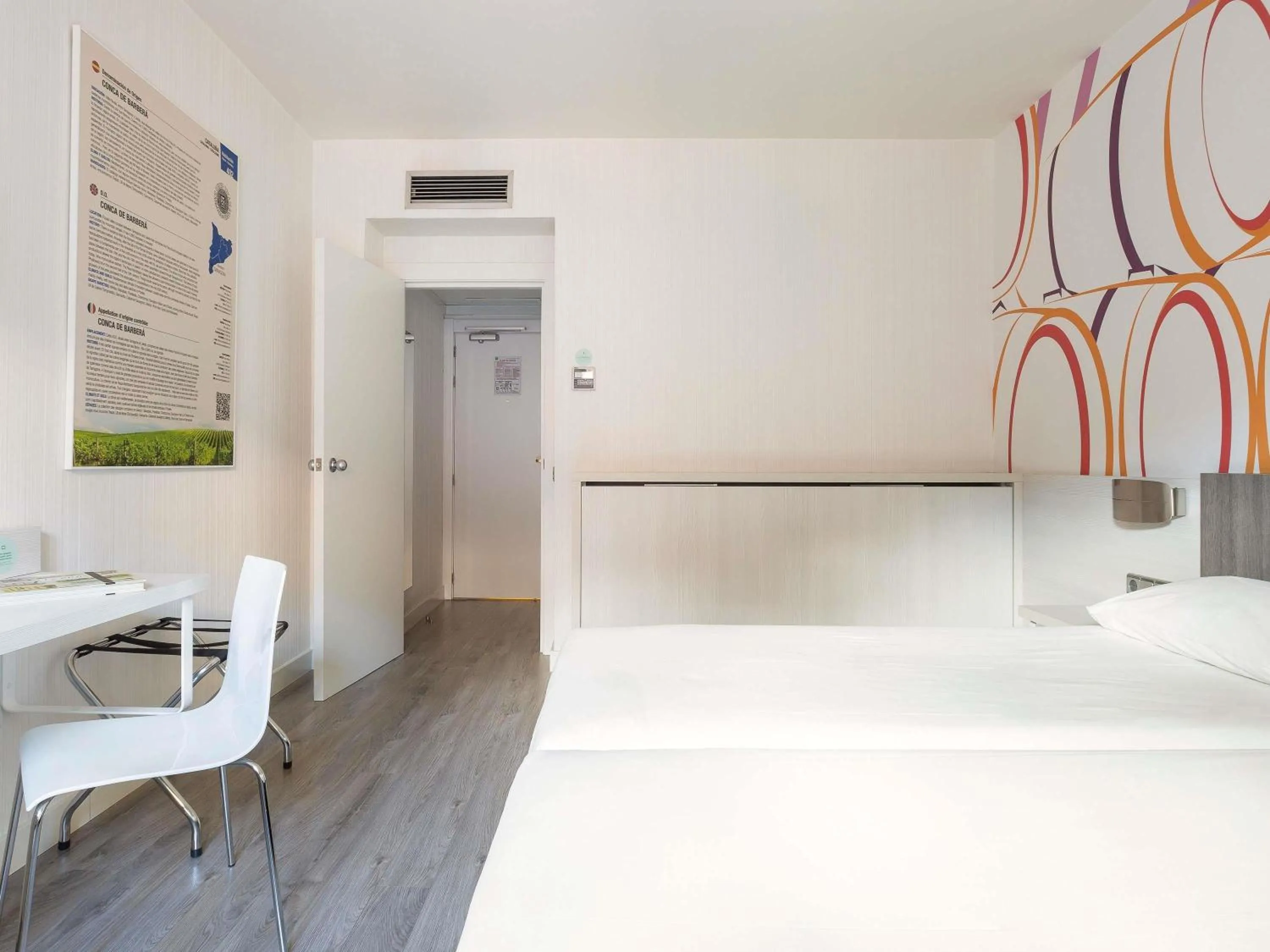 Bedroom, Bed in Ibis Styles Madrid Prado