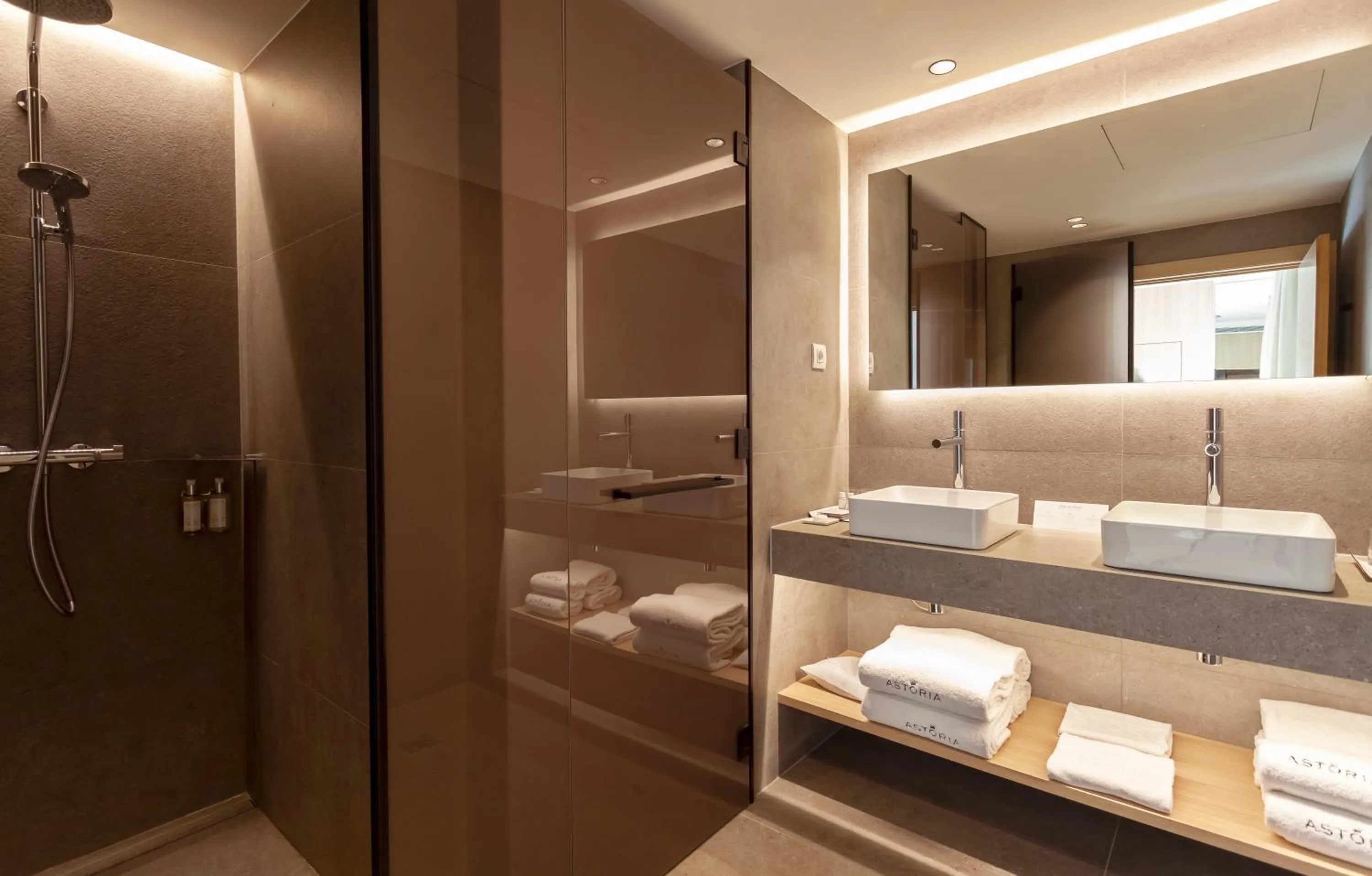 Shower in Hotel Astoria