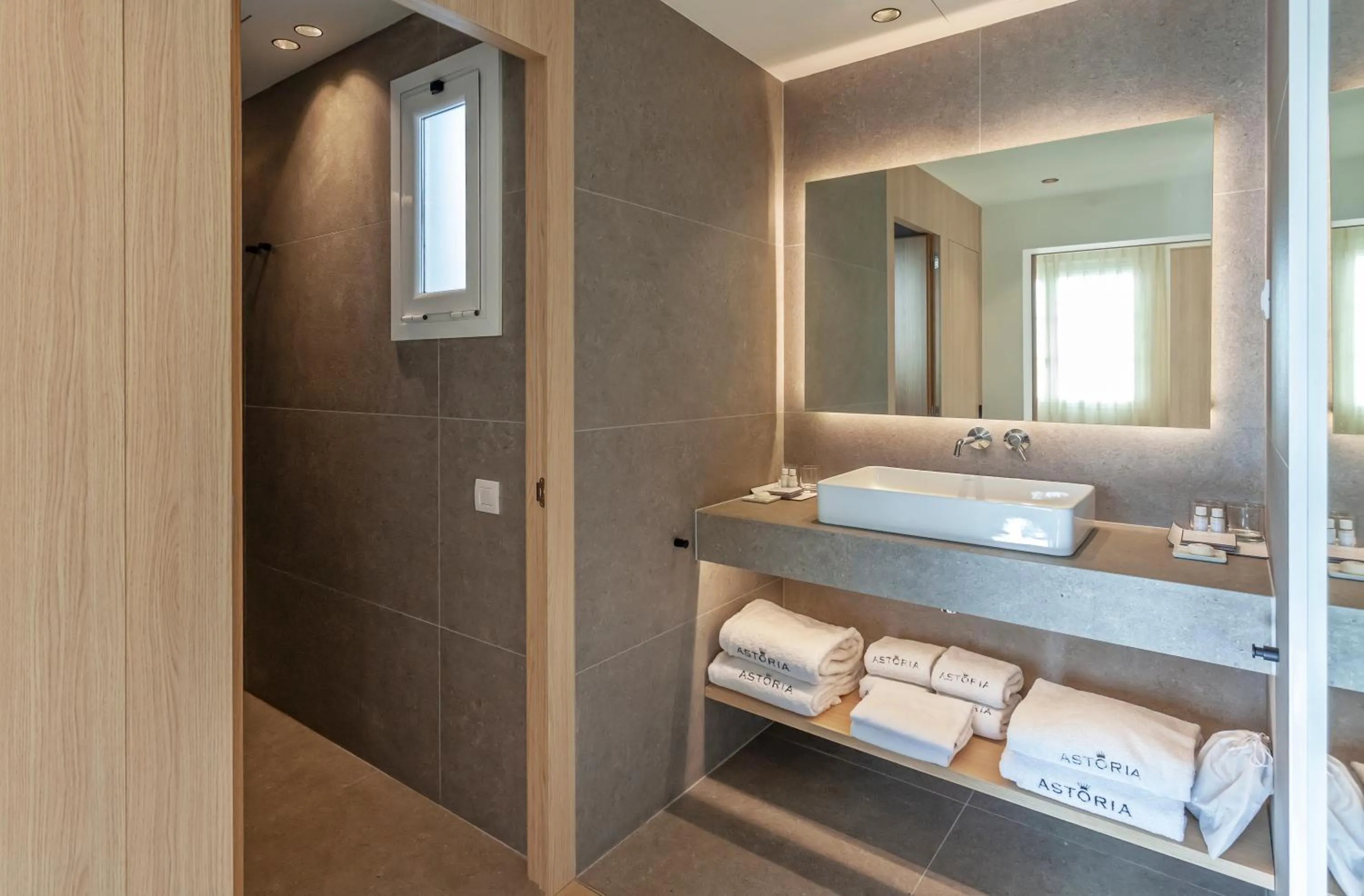 Bathroom, Bed in Hotel Astoria