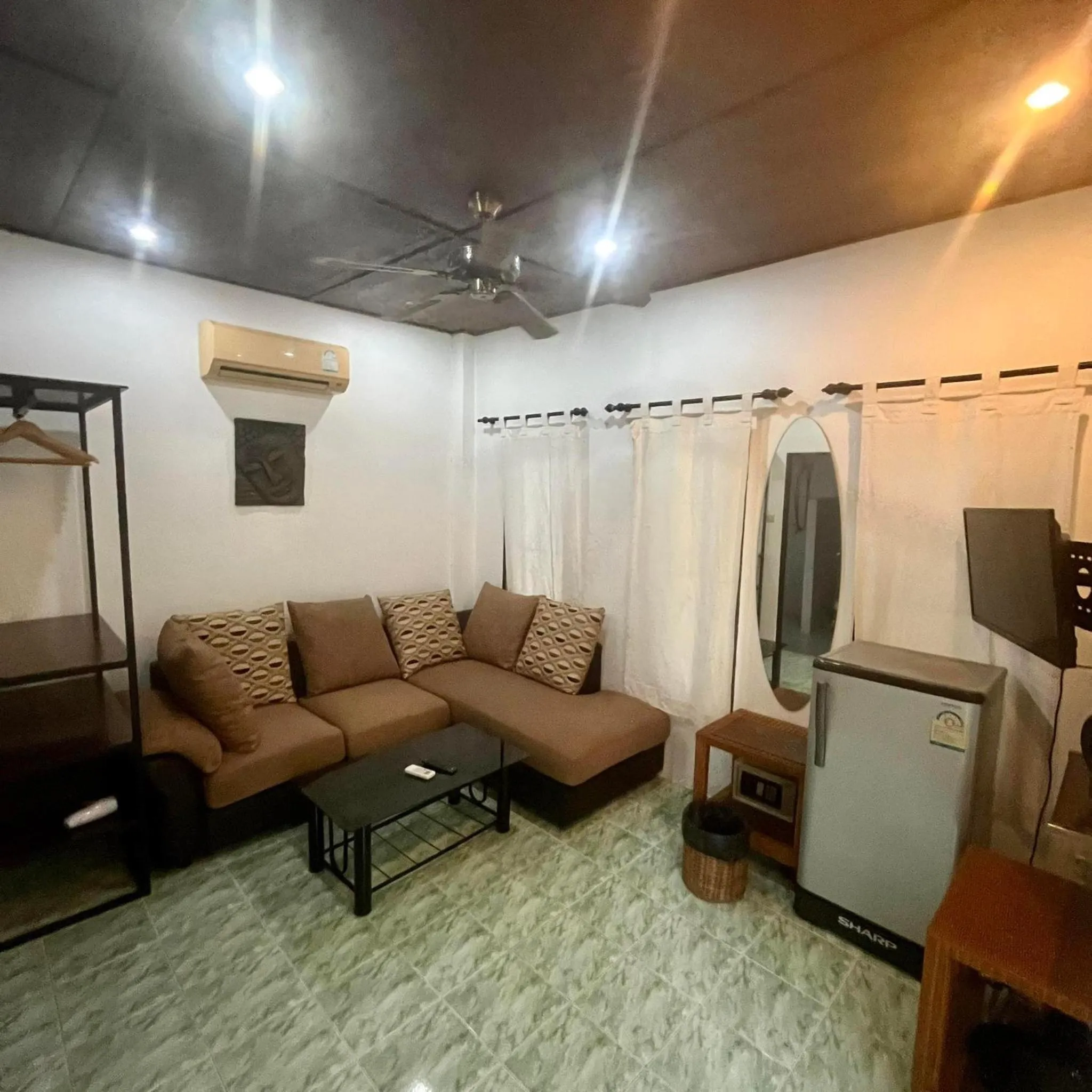 Communal lounge/ TV room in Baan Sawainam