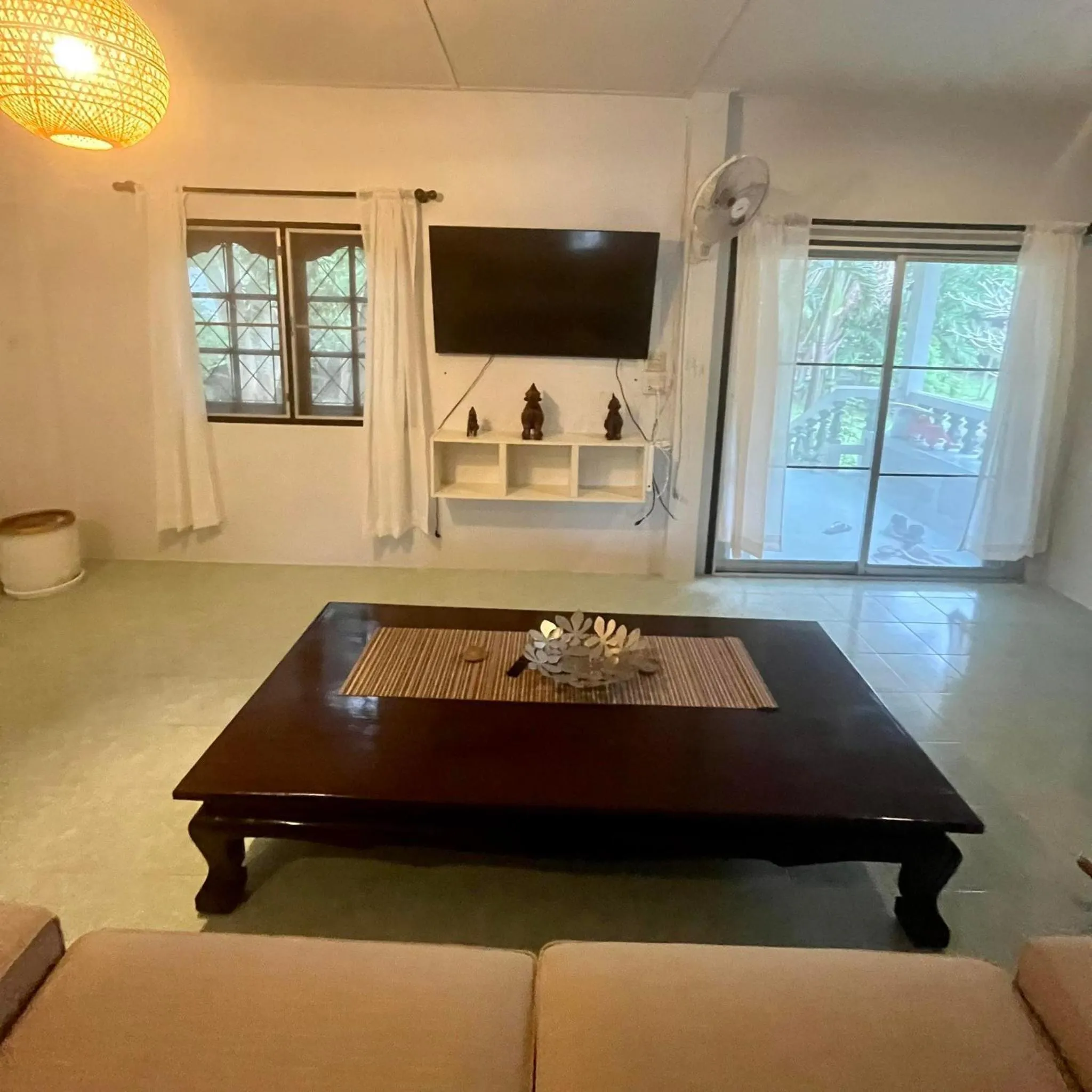 Communal lounge/ TV room in Baan Sawainam