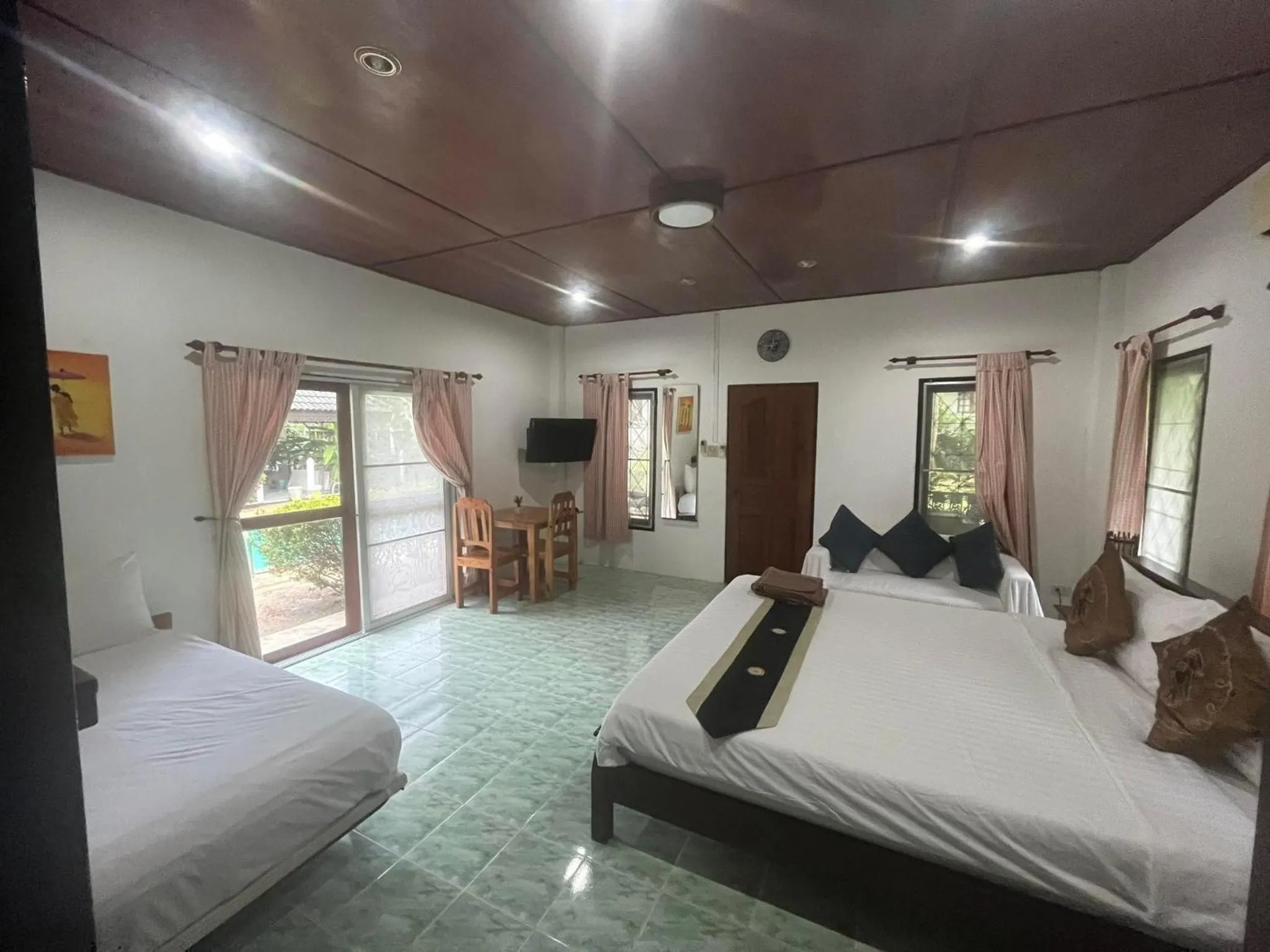 Communal lounge/ TV room, Bed in Baan Sawainam