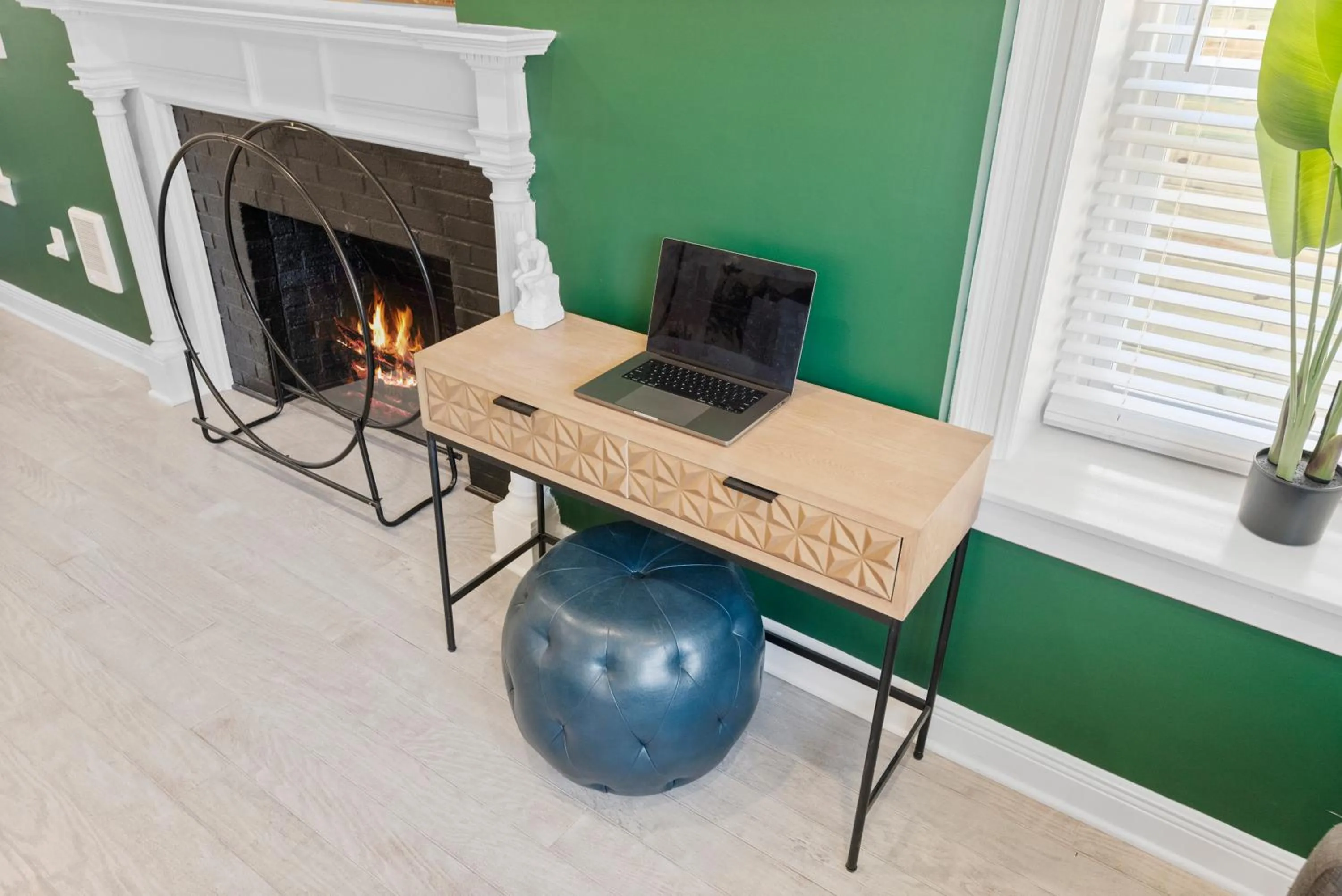 Bedroom in Urban Oasis Ed Sheeran Vibes 15 Mins Away